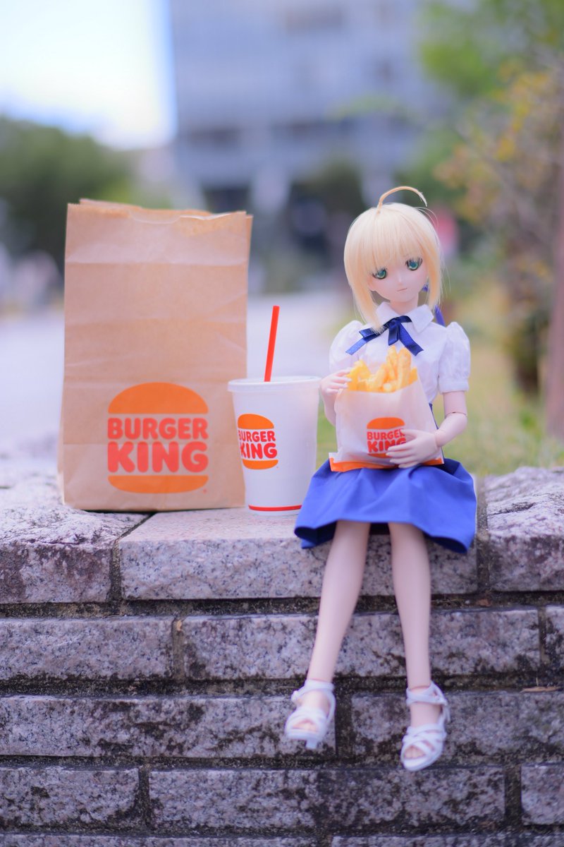 bastercatgsr's tweet photo. @RnBfreak1205 こんにちは〜

「こういう時は、私をちょい役に使うふとどきな騎士にハンバーガーを奢らせるのがいいです………もぐもぐ………」 https://t.co/fzNDBTkYB1