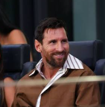 end0xiii's tweet photo. aight once you see messi's elf ears you cannot unsee them (pls tell me if this is widespread AI-llusion) https://t.co/UHW3dffX8u