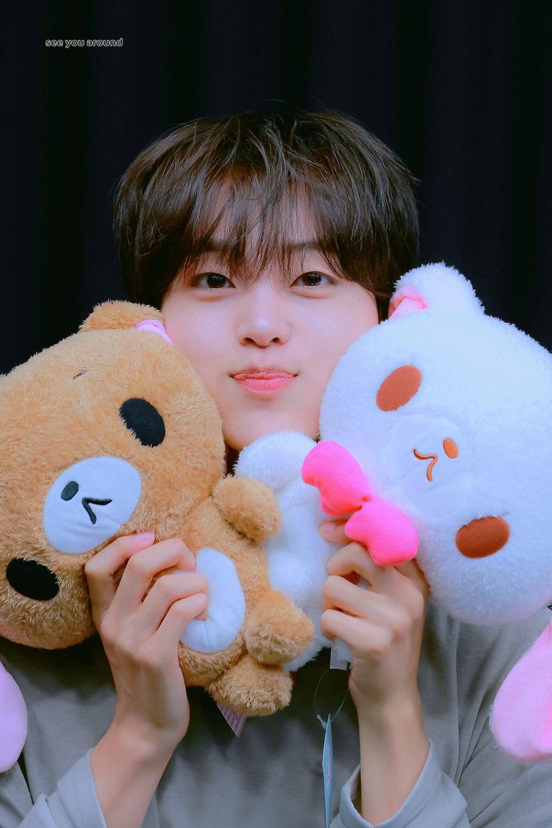around_02's tweet photo. 260704 팬사인회

#CRAVITY #형준
#크래비티 #HYEONGJUN https://t.co/P9nTFYCsKg
