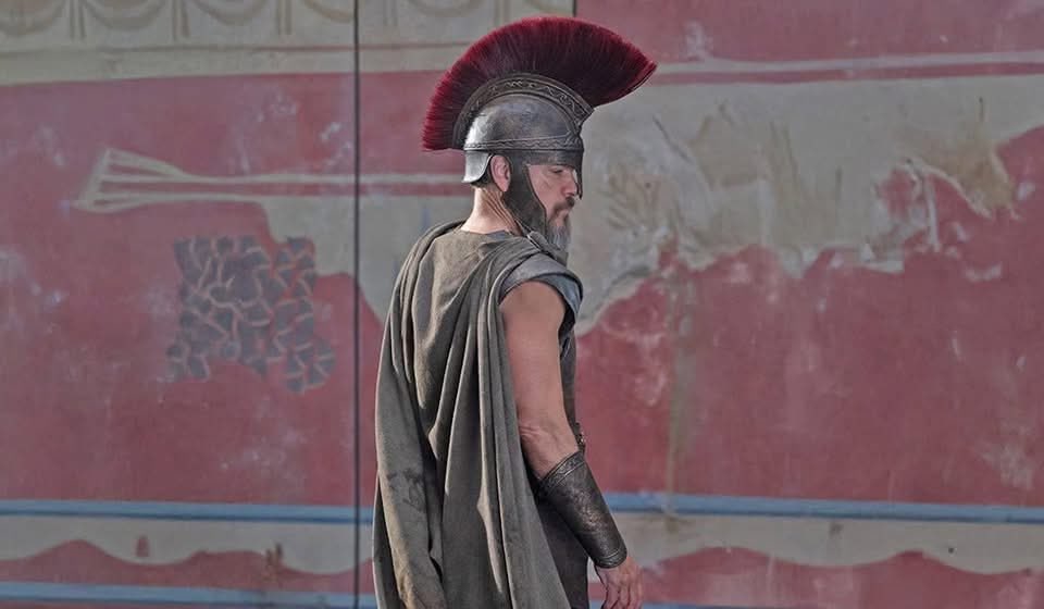JEDIYUTH's tweet photo. บันทึกคร่าวๆ ถึง The Odyssey ของคริสโตเฟอร์ โนแลน

1. ดูหนังจบแล้วทำให้มองย้อนไปในผลงานเก่าๆ แทบทุกเรื่องของคริสโตเฟอร์ โนแลน แล้วเหมือนมันเป็นจิ๊กซอว์ชิ้นสำคัญที่ทำให้เห็นว่า ลำนำของโฮเมอร์เรื่องนี้มีอิทธิพลกับโนแลนมากแค่ไหน มันทำให้เราได้เห็นว่า ไม่เพียงแค่ธีมว่าด้วยการเดินทางกลับไปหาคนรักแบบเดียวกับโอดิสูตเท่านั้นที่มีอยู่ในงานเด่นๆ ของโนแลนมาตลอด แต่การเล่าเรื่องแบบไม่เป็นเส้นตรง หรือ non-linear ดั้งเดิม, การเล่าแบบให้มีหลายเหตุการณ์คู่ขนานกันไปโดยมี time line ที่แตกต่างกัน การใช้ flashback ที่มีอยู่เดิมใน The Odyssey ต้นฉบับ ก็มีอิทธิพลต่อการเล่าเรื่องของโนแลนที่ใช้ในหนังเหล่านั้นด้วย รวมเป็นถึงปมของฮีโรคว่าด้วยความรู้สึกผิดที่เห็นได้ใน Oppenheimer และในตัวเอกอีกหลายเรื่องของโนแลนก็น่าจะได้อิทธิพลจาก The Odyssey เช่นกัน

เมื่อภาพจิ๊กซอว์นี้ลงล็อคแล้ว ก็อดคิดไม่ได้ว่า หรือว่างานที่ผ่านมาของโนแลนที่เล่นกับเส้นเหตุการณ์ การทดลองเกี่ยวกับการเล่าเรื่องหลายเหตุการณ์ที่คู่ขนานกัน แต่คนละเวลา คือการฝึกฝีมือเพื่อมาใช้กับผลงานล่าสุดเรื่องนี้ของเขาด้วย เพราะมันเล่าได้เป๊ะเหมือนคนที่ได้ผ่านการทดลองทำมาแล้วจนรู้ว่าอะไรที่ใช้ได้ อะไรที่น่าใช้ และอะไรที่ไม่ควรมาใช้ ซึ่งทำให้มหากาพย์ที่วิธีการเล่าซับซ้อนเรื่องนี้ ไม่เพียงแต่ย่อยง่าย แต่ยังสนุก ตื่นเต้น และน่าติดตาม

2. โนแลนจบวรรณคดีมา ไม่ได้จบฟิล์ม และน่าจะได้อ่าน The Odyssey หลายรอบจนเข้าเส้น ในแบบที่พอเอามาเล่าในแบบของตัวเองแล้ว ไม่เพียงรักษาหัวใจและเสน่ห์ดั้งเดิมไว้ได้ แต่ยังใส่สิ่งใหม่เข้าไปที่ไม่เพียงไม่ขัดกัน แต่ยังส่งเสริมกัน และจับต้องได้สำหรับคนรุ่นใหม่ เป็นตัวอย่างที่เอาไปสอนสำหรับผู้เรียนวรรณคดีและผู้เรียนสื่อได้เลยว่า เราจะดัดแปลงงานคลาสสิคยังไงให้ร่วมสมัย และทำยังไงไม่ให้งานคลาสสิคที่มีแก่นเรื่องเป็นสากลต้องตาย แต่ยังถูกพูดถึงต่อได้อย่างเป็นอมตะ

3. แม้จะมีความกังขาอยู่บ้างในการคัดเลือกนักแสดงในทีแรก แต่ก็มั่นใจว่าโนแลนน่าจะตั้งใจอะไรบางอย่างเอาไว้ด้วยการคัดเลือกนักแสดงที่ (ขอยืมคำของเพื่อนที่ไปดูด้วยกันมาใช้) มีความสหประชาชาติมาก เพราะมีทั้งคนเอเชีย คนดำ แขก คนยุโรป คนยิว คนอเมริกาใต้ คนอเมริกัน และคนข้ามเพศ มารับบทเด่นแตกต่างกัน มีความเป็นอะไรที่มากกว่าการมีทีมนักแสดงที่หลากหลาย (diverse cast) แต่ยังเป็นกุศโลบายสำคัญในการใช้เล่าเรื่องราวที่อยู่ระหว่างบรรทัดด้วย มันทำให้ความเป็นสากลของแก่นเรื่องว่าด้วยการล่มสลายของอารยธรรมและการต่อต้านสงครามเด่นชัดมากขึ้นและเข้าถึงคนทุกกลุ่ม  ผ่านการมีนักแสดงหลากหลายเหล่านี้ มันไม่ได้ทำให้รู้สึกว่าแค่เป็นเรื่องของคนกรีกโบราณที่อาจเป็นบทเรียนให้คนขาว แต่เราต่างเป็นหนึ่งในเรื่องราวนั้น อาจได้รับผลกระทบเหมือนกัน และหันมามองโลกที่เราอยู่ร่วมกันถึงความขัดแย้งในโลกยุคปัจจุบัน

และการคัดเลือกนักแสดงบางคนก็ชวนให้นึกถึงการที่คัดเลือก เจมี่ ฟ็อกซ์ มารับบทนำใน Django Unchained, หรือการเลือกเอียน แมคเคลเลน มารับบทเป็นแม็กนีโต ใน X-Men, การเลือกจูดี้ เดนช์ มารับบทเป็นเอ็มในหนังเจมส์ บอนด์ หรือการคัดเลือกเอซรา มิลเลอร์ มารับบทใน Fantastic Beasts and Where to Find Them มันมีนัยแฝงระหว่างบรรทัดในการคัดเลือกนักแสดงเหล่านี้ ที่ผู้สร้างอาจไม่ได้เล่าผ่านตัวหนัง แต่ป่านการ casting นักแสดงที่รับบทนั้นๆ ในหนัง เป็นต้นว่า ให้เบนนี ซาฟดี้ ที่เป็นคนเชื้อสายยิว และแทบไม่เผยโฉมหน้าให้เราได้เห็นแบบเต็มเลยทั้งเรื่อง ที่ทุกการปรากฏตัวแล้วชวนให้นึกถึงเฮเดสมารับบทเป็นอาร์กาแมมนอนผู้กระหายสงครามและใช้การลักพาเฮเลนมาเป็นข้ออ้าง และให้ ลูปิตา นยองโก มารับบทเป็นเฮเลน กับ คลีเทมเนสตรา (ที่เธอแทบจะเป็นโฉมหน้าแทนคนทั้งกรุงทรอยทั้งเรื่อง) หญิงสาวที่กลายเป็นชนวนสงครามและได้กลายเป็นผู้ล้างแค้น รวมถึงการให้โรเบิร์ต แพททินสัน มารับบทเป็นแอนติเนียส ตัวร้ายของเรื่อง ที่หนังมีการจับให้มาเปรียบเทียบกับตัวละครซินอนของเอลเลียจ เพจ ที่เป็นผู้ชายข้ามเพศ ชวนให้นึกถึงการตั้งคำถามแบบ The Man Who Was Almost a Man ว่าคนแบบไหนกันที่ควรถูกเรียกว่า “เป็นชายชาตรี” 

4. The Odyssey เป็นเรื่องที่เราตื่นเต้นน้อยที่สุดที่จะไปดูของโนแลน เพราะเคยเรียนเรื่องนี้สมัยมหาวิทยาลัยแล้วไม่ชอบ เพราะรู้สึกว่าอ่านยาก เข้าใจยาก ไม่สนุก ไม่เข้าใจตัวละคร และน่าจะทิ้งไปเลย ไม่อ่านต่อ เลือกทิ้งคะแนนข้อสอบจากเรื่องนี้ไปมุ่งที่เรื่องอื่นแทนไปเลย แต่กลายเป็นว่า โนแลนไม่เพียงได้เล่าเรื่องได้สนุกและยอดเยี่ยมเท่านั้น มันทำให้เราเข้าถึงสิ่งที่ไม่เคยอินได้ด้วย ขณะเดียวกันก็รู้สึกว่ามันทันสมัยมาก น่าจะเป็นผลงานที่เราชอบกว่าหลายๆ เรื่องของโนแลนเลย #movietwit #TheOdysseyTH