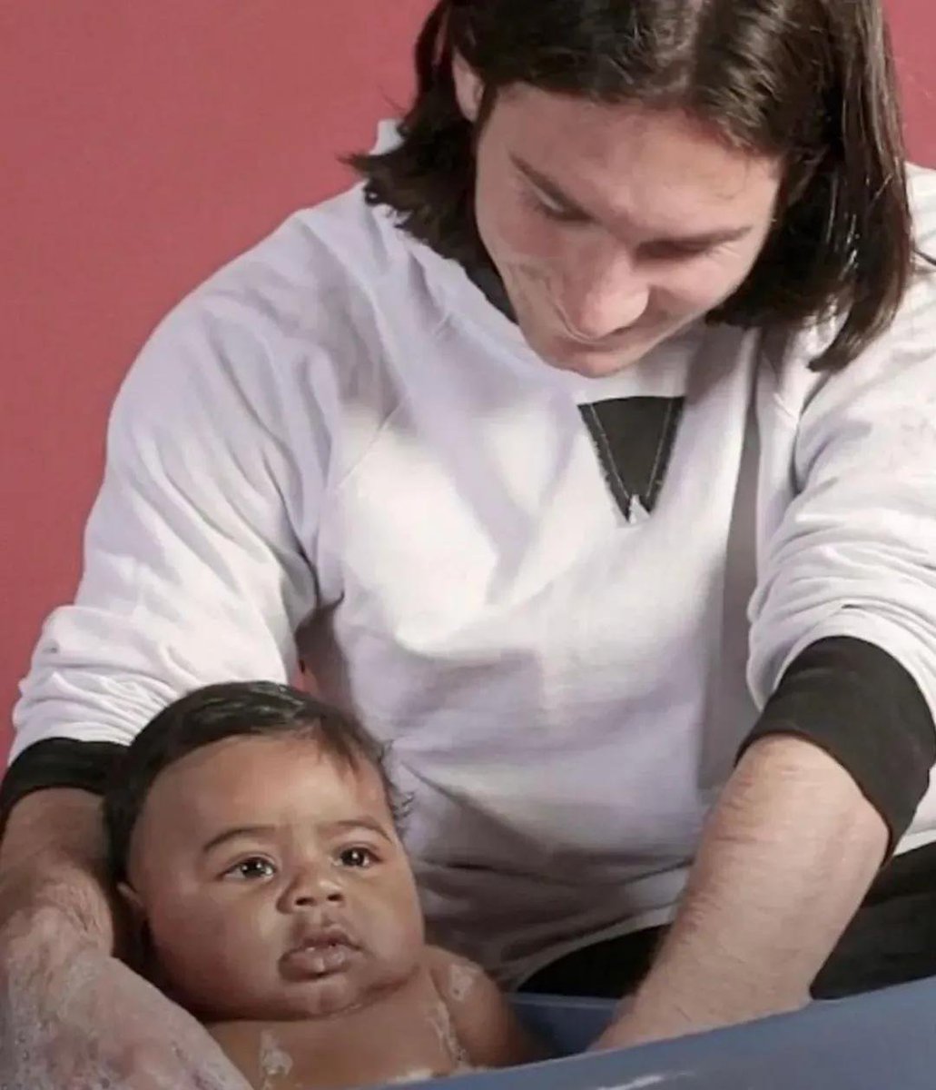 ommi_siregar's tweet photo. Momen Lionel Messi memandikan bayi Lamine Yamal adalah salah satu kisah paling unik dalam sejarah sepak bola modern karena terjadi jauh sebelum keduanya menjadi bintang dunia.

Awal cerita: proyek amal Barcelona dan UNICEF Pada tahun 2007, Barcelona bersama surat kabar olahraga Spanyol Diario Sport dan UNICEF membuat sebuah kalender amal tahunan.Konsepnya sederhana: para pemain Barcelona berfoto bersama anak-anak dan keluarga dari berbagai daerah di Catalunya untuk menggalang dana bagi kegiatan sosial. 
Saat itu, keluarga Lamine Yamal yang tinggal di kawasan Rocafonda, Mataró, mengikuti undian yang diadakan UNICEF agar bisa berfoto dengan pemain Barcelona di Camp Nou. 
Mereka memenangkan undian tersebut tanpa mengetahui pemain mana yang akan dipasangkan dengan mereka.
Pertemuan yang terjadi secara kebetulan.
Ketika hari pemotretan tiba, keluarga Yamal dipasangkan dengan seorang pemain muda Barcelona berusia 20 tahun yang mulai menarik perhatian dunia sepak bola: Lionel Messi. 
Saat itu Messi bahkan belum memenangkan Ballon d'Or pertamanya dan masih memakai rambut panjang khas awal kariernya. 
Sementara itu, Lamine Yamal hanyalah seorang bayi berusia sekitar 5-6 bulan yang belum bisa berjalan ataupun berbicara.
Tidak ada seorang pun di ruangan tersebut yang membayangkan bayi itu suatu hari akan menjadi salah satu talenta terbesar sepak bola Spanyol.

Momen "memandikan" yang terkenal itu.

Tema sesi foto adalah tentang kepedulian keluarga dan perawatan anak. 
Salah satu adegan yang disiapkan fotografer adalah sebuah bak mandi plastik kecil berisi air, lalu Messi diminta membantu memandikan bayi tersebut bersama
ibunya, Sheila Ebana.
Fotografer Associated Press, Joan Monfort, yang mengambil gambar itu menceritakan bahwa Messi terlihat sangat canggung. Messi yang dikenal pemalu tiba-tiba masuk ke ruang ganti dan mendapati dirinya harus memegang bayi kecil di dalam bak mandi untuk sesi foto amal. Bahkan pada awalnya ia tidak tahu bagaimana cara menggendong bayi dengan benar. Perlahan suasana mencair dan akhirnya terciptalah foto yang kini terkenal di seluruh dunia.

Kini keduanya akan bertemu di Final World Cup 2026,..seru banget. 

Kamu dukung mana? 
Spain atau Argentina?

🛜Copas Threads