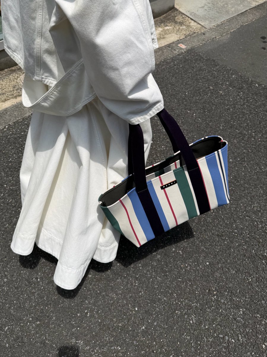 k__kgy's tweet photo. MARNI NEW CANVAS👜💙 https://t.co/39Fo5ZjZFu