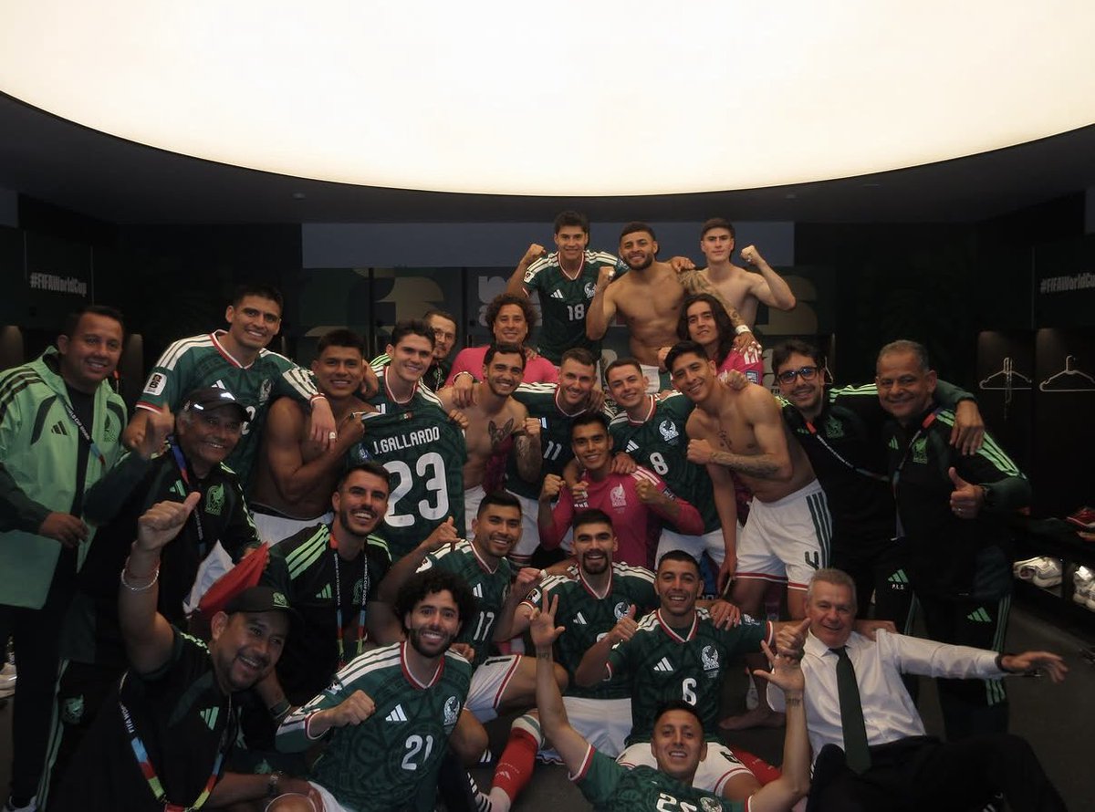 soslvt's tweet photo. me estas diciendo que santi se llevo su camarita digital para tomar fotos de su FAMILIA, un balazo dolía menos https://t.co/yJVyN9upLo
