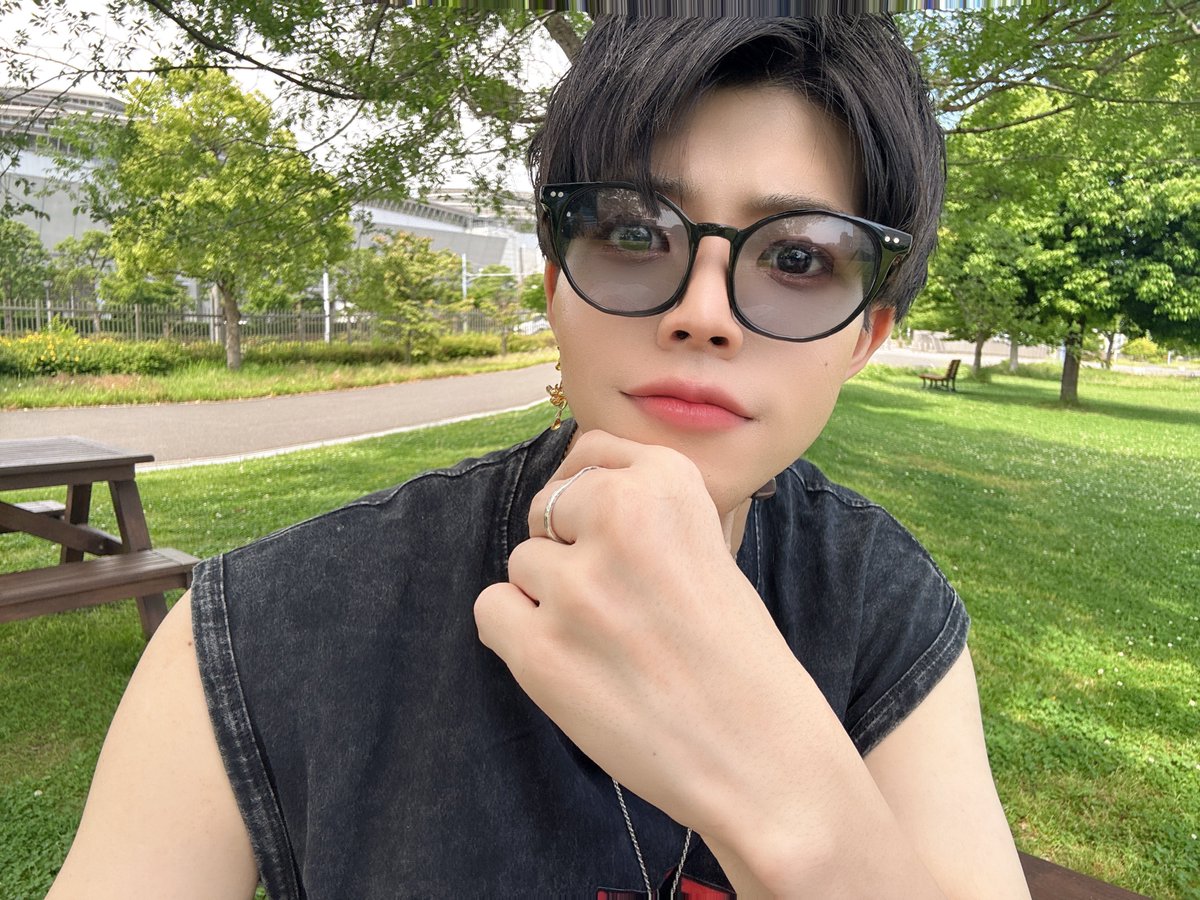 ryuga_dsmk's tweet photo. 暑さ��中頑張るみんな‼️☀️
時には「全力で」頑張らず「なんとなく」頑張るでもいいのよ☝️

自由で気楽に自分のペースで「ストレスフリー」に♪🙌
(最近好き寄りのメイクが出来て余韻に浸りがち♪) https://t.co/JrRxuifpxn