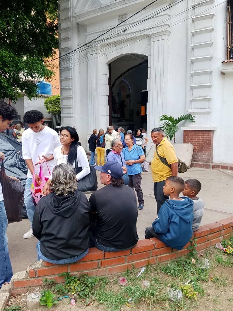 KarttosI's tweet photo. Jornada panteón nacional caracas https://t.co/lXzZN6HVJF