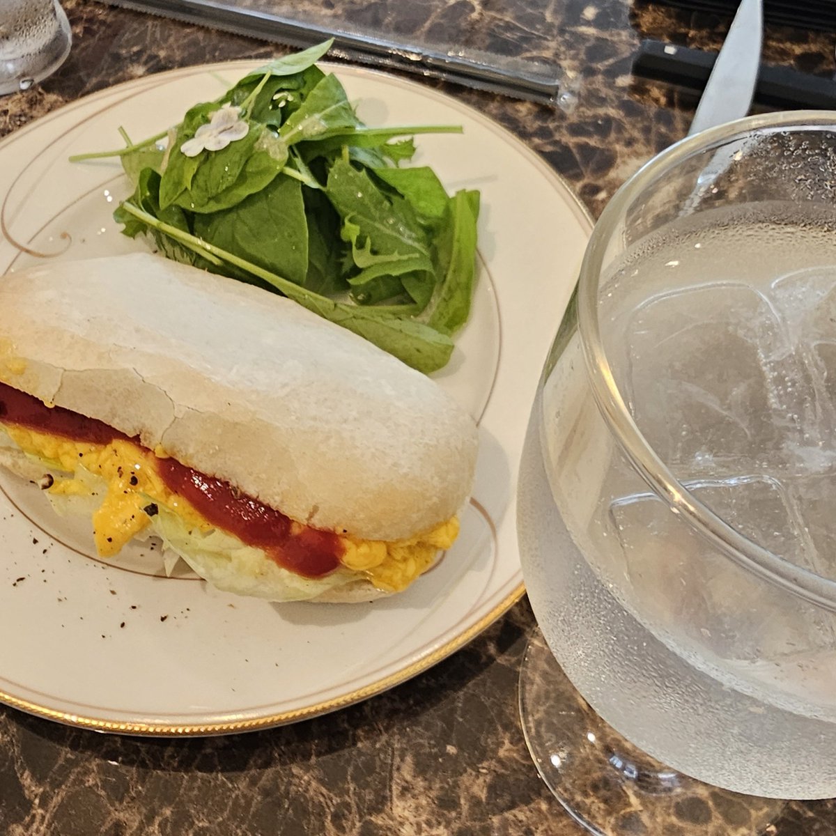 Kosumo_S's tweet photo. Magnoliaさんで軽食。パニーニと白麹サワーソーダ。なんかすっごいおっしゃれーなお店。 https://t.co/5hldtKQNcG