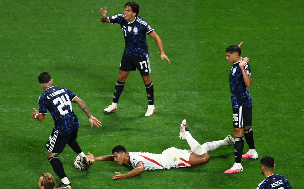 TouchlineX's tweet photo. 🚨📰 𝗡𝗘𝗪: English outlet The Telegraph has published a minute-by-minute breakdown titled: "All 31 dirty tricks Argentina unleashed on England."

• 1' — Alexis Mac Allister caught Elliot Anderson late while pressing him.

• 2' — Leandro Paredes needlessly pushed Jude Bellingham in the back.

• 3' — Enzo Fernández arrived late on Anderson immediately after play restarted.

• 6' — Giuliano Simeone kicked the back of Anderson's foot.

• 11' — Fernández and Anderson wrestled on the ground while trying to get back up.

• 11' — Nicolás Tagliafico deliberately tripped Morgan Rogers during an England transition.

• 13' — Simeone flicked his foot towards Jordan Pickford following an offside decision.

• 15' — Paredes shouted at Bellingham while the England midfielder was down.

• 16' — Simeone brought Anthony Gordon down before giving him a patronising tap on the head.

• 24' — Simeone ignored the referee's warning and blocked Pickford at a corner.

• 28' — Mac Allister landed late on Reece James, but no foul was awarded.

• 31' — Fernández led a three-man attempt to stop Bellingham as he charged forward.

• 33' — Simeone led with his head while challenging Marc Guéhi from behind.

• 34' — Nahuel Molina charged into the back of Bellingham.

• 36' — Lionel Messi kicked out at Djed Spence after being brought down.

• 37' — Argentina's players frantically appealed for Harry Kane to be sent off.

• 41' — Lisandro Martínez pulled Rogers back to stop an England counter-attack.

• 45+1' — Someone on Argentina's bench threw a second ball onto the pitch to delay England's throw-in.

• 45+2' — Paredes left a high boot on Anderson shortly before half-time.

• HT — Messi and Fernández surrounded the referee and continued complaining towards the tunnel.

• 48' — Messi threw Bellingham into the advertising boards as they rolled off the pitch.

• 51' — Cristian Romero wrestled Bellingham to the ground with both arms.

• 53' — Simeone swung an arm into Spence's face without receiving a yellow card.

• 58' — Romero remained in Pickford's path as the goalkeeper attempted to claim the ball.

• 73' — Messi nudged Spence during an England throw-in.

• 85' — Romero celebrated Enzo's goal by screaming directly in Pickford's face.

• 88' — Argentina's players surrounded the referee after John Stones went down with a head injury.

• 90+2' — Gonzalo Montiel confronted Bellingham and gave him a mouthful.

• 90+7' — Emiliano Martínez caught a high ball before going down smiling to waste time.

• FT — Argentina's celebrations sparked a confrontation involving players from both teams.

• Post-match — Argentina's players posed with a banner reading: "Las Malvinas son Argentinas."
