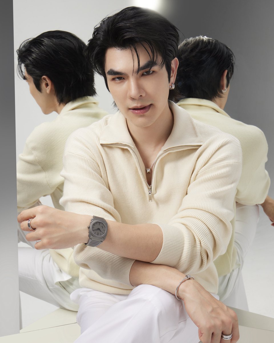 Siam_Paragon's tweet photo. Bvlgari นำเสนอแคมเปญใหม่จากคอลเลกชัน บี ซีโรวัน (B.zero1) พร้อมขยายขอบเขตแห่งสุนทรียศาสตร์และความร่วมสมัย ผ่านงานออกแบบอันประณีตละเอียดอ่อนในสไตล์ที่สามารถสวมใส่ได้ในทุกวัน โดยได้รับเกียรติจาก มาย-ภาคภูมิ (@milephakphum) ร่วมถ่ายทอดเรื่องราว สะท้อนเอกลักษณ์อันโดดเด่นของผลงานคอลเลกชันไอคอนิกของเมซงในครั้งนี้

มาย-ภาคภูมิ นำเสนอเสน่ห์ในสไตล์เรียบหรู โดยเลือกสวมสร้อยคอ ต่างหูประดับเพชรแบบกึ่งพาเว่ และแหวน จากคอลเลคชั่นบี ซีโรวัน ที่เติมความโดดเด่นด้วยกำไลข้อมือบี ซีโรวัน ดีไซน์ใหม่แบบทูโบกาส ทั้งหมดในวัสดุไวท์โกลด์ ก่อนปิดท้ายลุคด้วยนาฬิกาออคโต ฟินิสซิโม (Octo Finissimo) 37 มิลิเมตรที่มีตัวเรือนและสายไทเทเนียม สร้างลุคร่วมสมัยที่ดูมีพลังแต่เรียบง่าย

ค้นพบงานออกแบบอันเป็นเอกลักษณ์จาก BVLGARI ได้ที่ชั้น M และ ชั้น 1 สยามพารากอน

#Bvlgari #MilePhakphum #SiamParagon