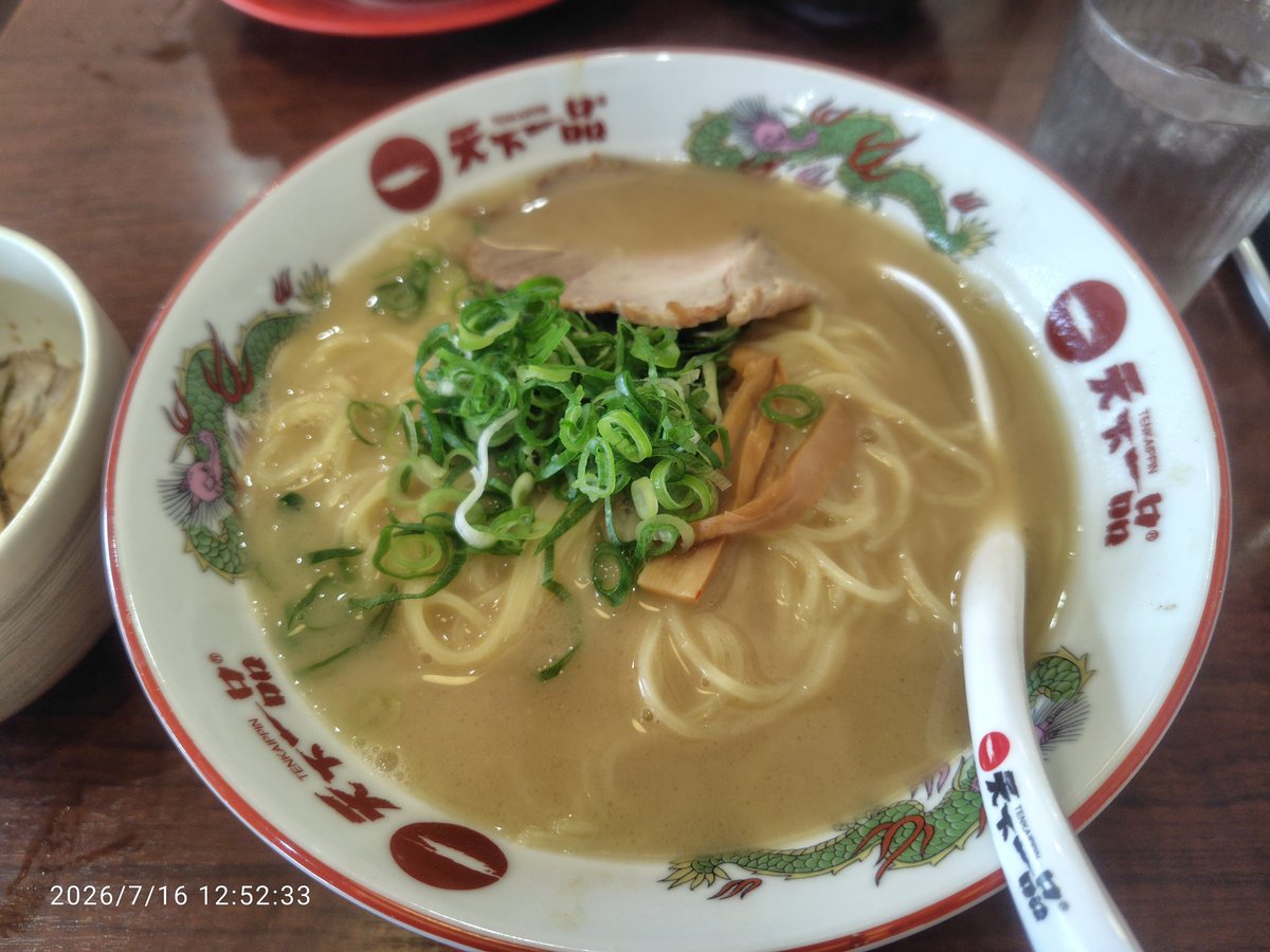 92akky's tweet photo. 今日は息子の所望で、久々の天下一品へ。チャーシュー丼定食、ラーメンは屋台の味。
これぐらいの濃さか一番イイかな。
#ラーメン　#天下一品 https://t.co/kxE9Tgsp2P