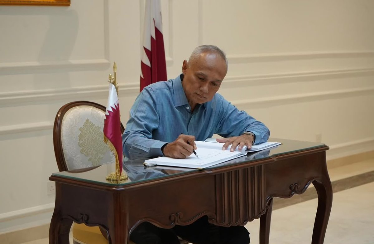 QatarEmb_MY's tweet photo. قام سعادة داتو/ محمد زهري بن داتو حاج يحيى - المراقب العام للديوان الملكي لدى سمو سلطان ولاية باهانغ، بنقل تعازي السلطان/ عبد الله شاه - سلطان ولاية باهانغ، إلى السفارة، في وفاة صاحب السمو الأمير الوالد الشيخ/ حمد بن خليفة آل ثاني، طيب الله ثراه، وذلك يوم الثلاثاء، 14 يوليو 2026م https://t.co/9Q8DuMUxWp