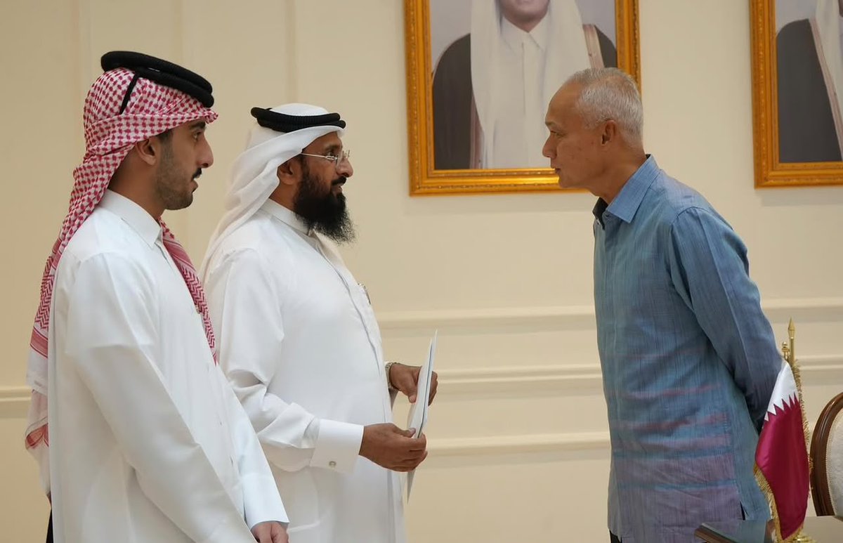 QatarEmb_MY's tweet photo. قام سعادة داتو/ محمد زهري بن داتو حاج يحيى - المراقب العام للديوان الملكي لدى سمو سلطان ولاية باهانغ، بنقل تعازي السلطان/ عبد الله شاه - سلطان ولاية باهانغ، إلى السفارة، في وفاة صاحب السمو الأمير الوالد الشيخ/ حمد بن خليفة آل ثاني، طيب الله ثراه، وذلك يوم الثلاثاء، 14 يوليو 2026م https://t.co/9Q8DuMUxWp