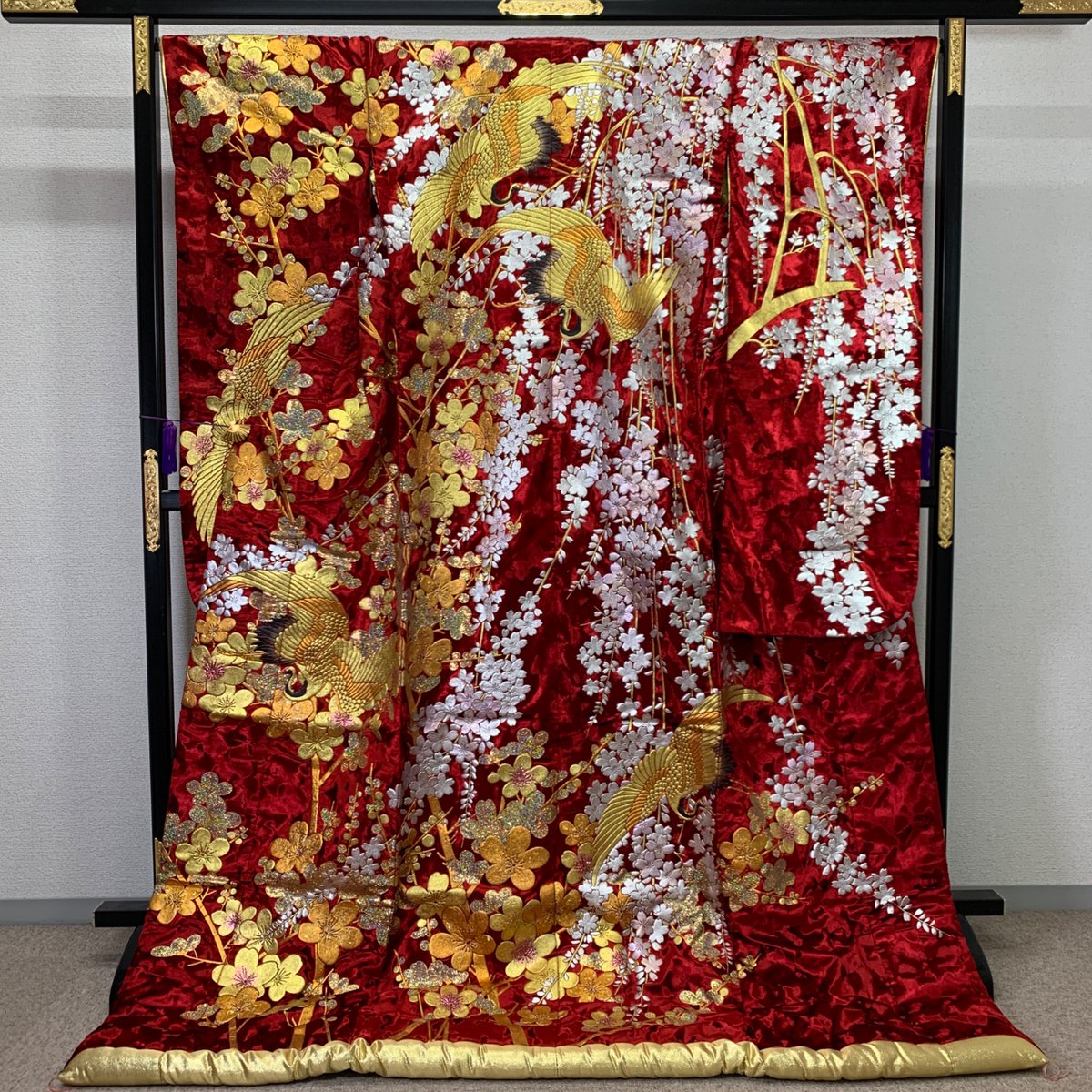 KimonoMarch's tweet photo. とっても珍しいビロード生地の色打掛がやってきました！
金銀彩にも厚みがあって、ラメもきらめいて、とってもゴージャス✨
生地にもずっしり重みがあります👏

#着物コーデ　#ブライダル https://t.co/vzj6Z7YJwi