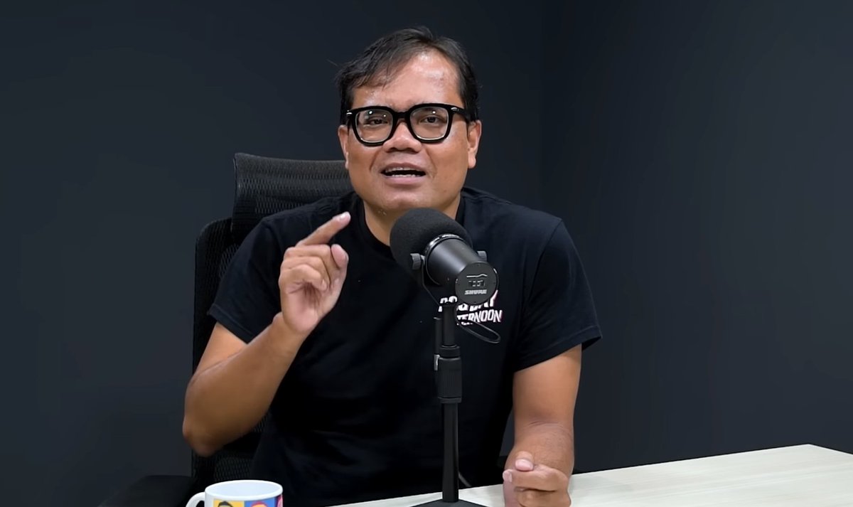insidefolkative's tweet photo. Throwback percakapan Soleh Solihun dan Raditya Dika di podcast: 

Radit: Berarti apa yang ngebuat lu susah tidur di malam hari, kalau bukan karena duniawi?
Soleh: Siksa kubur sama Padang Mahsyar
Radit: oke...takut kalau lu ternyata..takut pahalanya atau dosanya banyak..

Soleh: kalau kata guru ngaji gua. begitu kita meninggal, 7 langkah terakhir orang dari yang melayat yang mengantarkan kita kek kuburan, begitu udah 7 langkah, "Man Robbuka", mana gelap lagi, gua kan claustrophobic, kuburan sempit kan gua udah takut gelap, takut ruang sempit, mana diiket. 

Radit:Jadi lo berusaha untuk berbuat baik ajalah 
Soleh: iya takut gua, takut siksa kubur, sama padang mahsyar yang katanya mataharinya cuma berapa jengkal, wah panas banget 

Radit: itu yang bikin overthingking malem-malem?

Soleh: iya takut gua, krn tau dunia akan berakhir , jadi gue tahu bahwa ada yang namanya eternity. selamanya kan bukan di dunia, yang selamanya itu ya di akhirat nanti, kalo kita ngga berbuat baik wah nanti dibalasnya, kan kalo kata guru agama, begitu manusia mati ketika sangkakala ke-2 nanti ada yg merasa, oh gua di dunia baru 30 menit, oh gua di dunia baru sehari