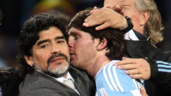 DiegoDeLucaX's tweet photo. Anche con un Mondiale in più, Messi non supererà mai Maradona. Mettevelo in testa.
Messi è la perfezione clinica, la continuità e il successo nel calcio moderno. Diego era arte pura, tormento e riscatto politico e sociale (da Napoli all'Argentina del '86).
Messi ha scritto la storia di questo sport. Maradona ne ha creato la mitologia. E i miti non si superano con trofei in più in bacheca. ⚽️🇦🇷