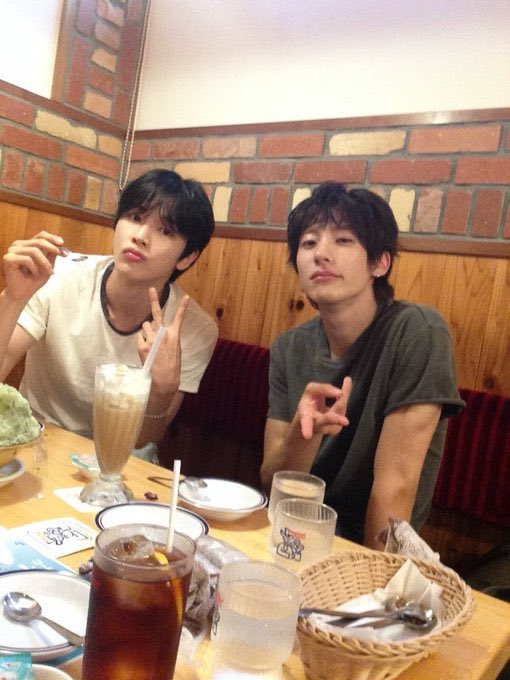 Ant21on's tweet photo. 写真見る感じみんなで撮りあいっこしてるぽいし３人で行ったのかな？かわいい😭 https://t.co/3DRXpPKejy