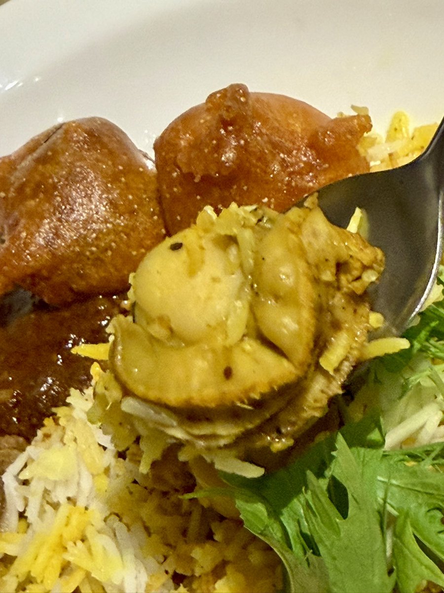 getderby's tweet photo. 【メガネカレー（眼鏡咖哩）】

・ホタテビリヤニ（単品）

ビリヤニはやはりお米がフワッと軽くて家でバスマティライス炊いてもこうはならない。ホタテは大好物なので最高の組み合わせで美味しい。

ライタ以外にキーマの残り？（写真左）とビリヤニの素？（写真右）が付いて軽く味変しながら完食😋 https://t.co/i0QQoIunw2