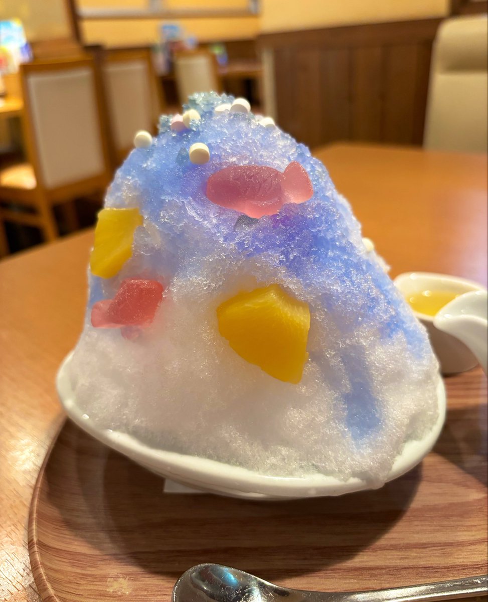 Makoron1997's tweet photo. 今年もココスのかき氷🍧

お気に入りのポップブルーかき氷
今年はおさかなグミがついててきゃわ🐟💕

#ココフォト https://t.co/9ju4JFTDED