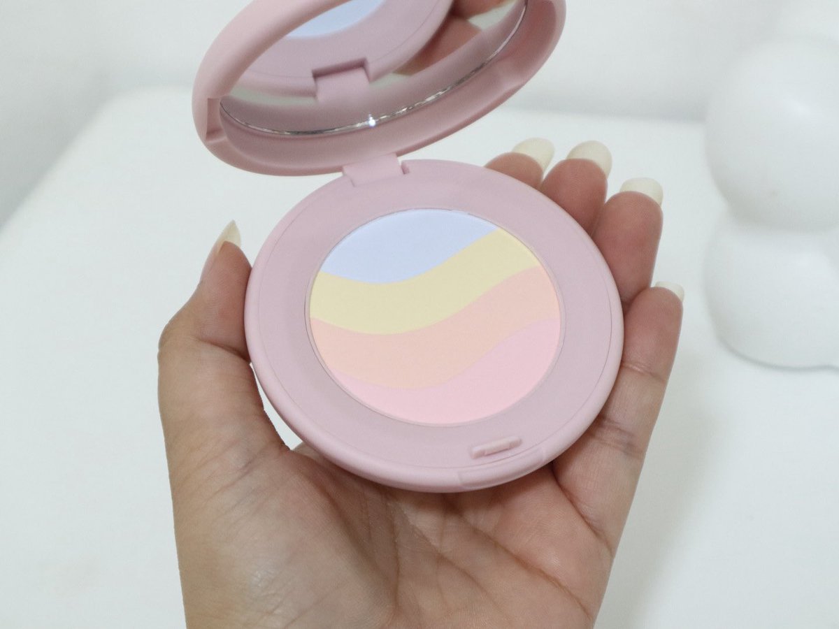 yingpeereview's tweet photo. ผิวผ่องมากกกกก พลังแป้งสายรุ้งที่แท้ 🌈 งานผิวสวยอะแป้งอันนี้ของ Fleen ต่างจากแป้งปกติจริง ๆคือไม่เน้นขาวนะเน้นผ่อง มันผ่องป๊อปออกมาเลย แล้วผิวเบลอเหมือนใส่ฟิลเตอร์อะ ชอบ! ✨ https://t.co/xFnydibT2w