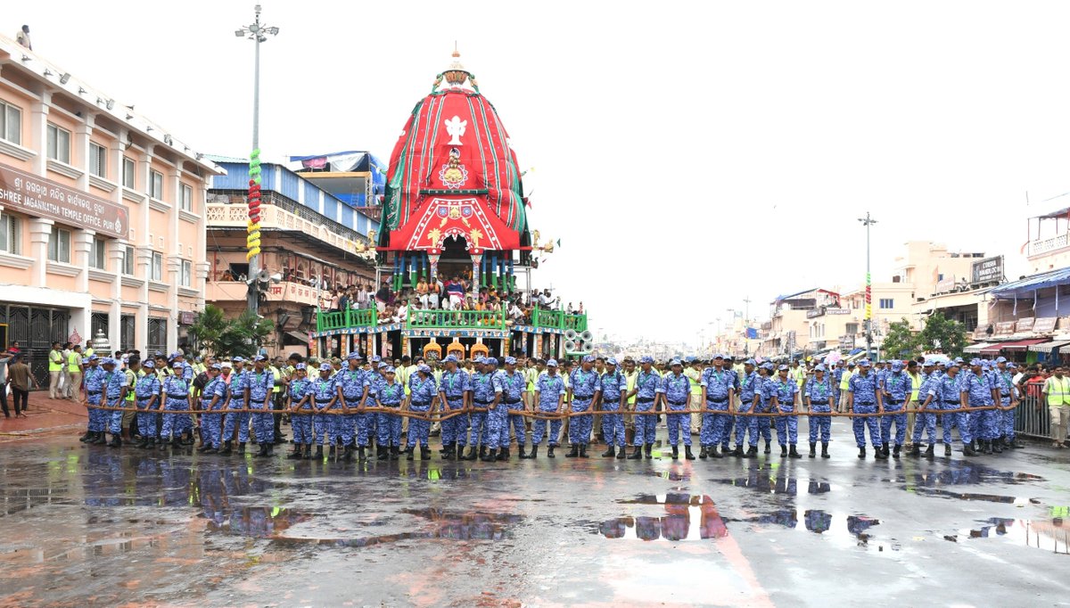 bhatiacrish___'s tweet photo. Jai Jagannath 🙏
Heart-touching scenes from Puri’s divine Rath Yatra.
@crpfindia
 RAF jawans of CRPF are pulling the Lord’s chariot with pure devotion and perfect discipline even in the rain and amid lakhs of devotees.
This beautiful blend of faith and duty defines our Sanatan culture.
Proud of our forces who serve both nation and Bhagwan with such reverence.
@gpsinghips  Jai Jagannath Maha Prabhu 🙏