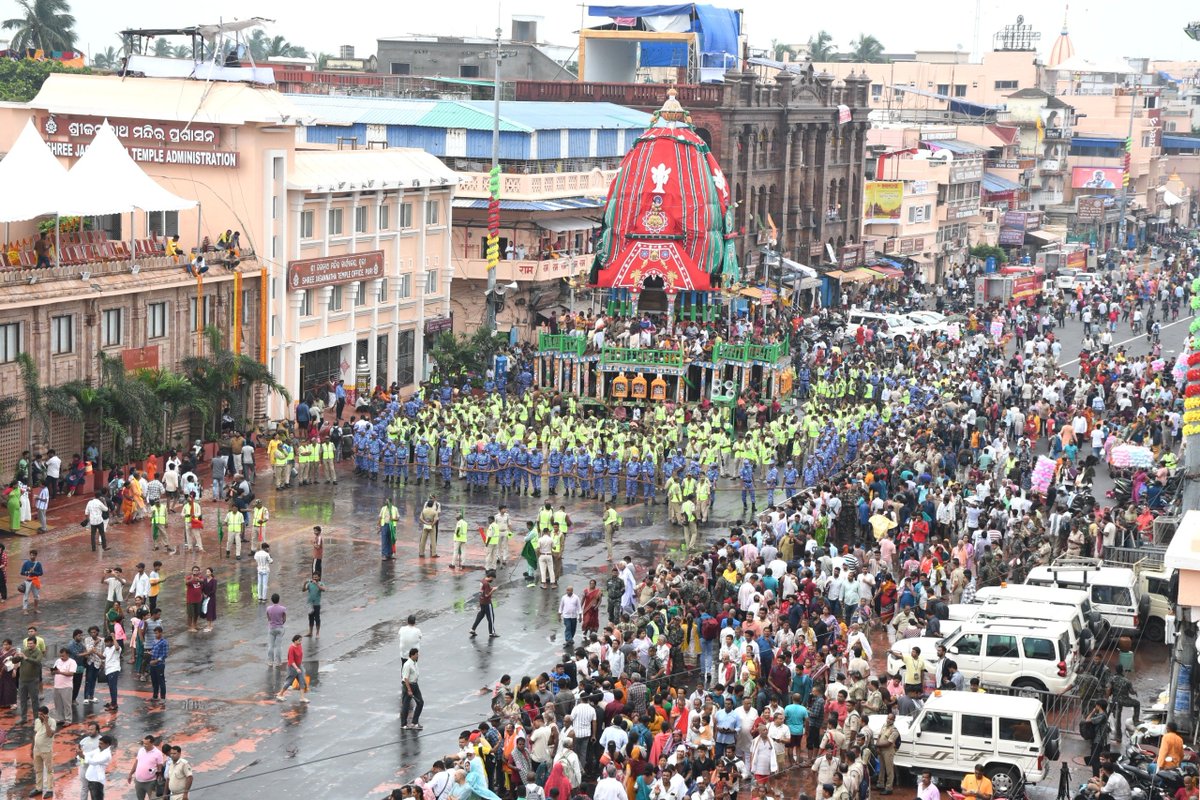 bhatiacrish___'s tweet photo. Jai Jagannath 🙏
Heart-touching scenes from Puri’s divine Rath Yatra.
@crpfindia
 RAF jawans of CRPF are pulling the Lord’s chariot with pure devotion and perfect discipline even in the rain and amid lakhs of devotees.
This beautiful blend of faith and duty defines our Sanatan culture.
Proud of our forces who serve both nation and Bhagwan with such reverence.
@gpsinghips  Jai Jagannath Maha Prabhu 🙏
