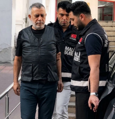AYEGLTA12's tweet photo. Ahbap Derneği soruşturmasında aralarında Haluk Levent'in de bulunduğu 19 kişi tutuklama talebiyle hakimliğe sevk edildi. Levent'in yanı sıra iddiaların odağındaki asistanı Yeliz Kaya ve avukat Ece Güner de dahil 14 kişi tutuklandı. https://t.co/Ffb4xFOwZT