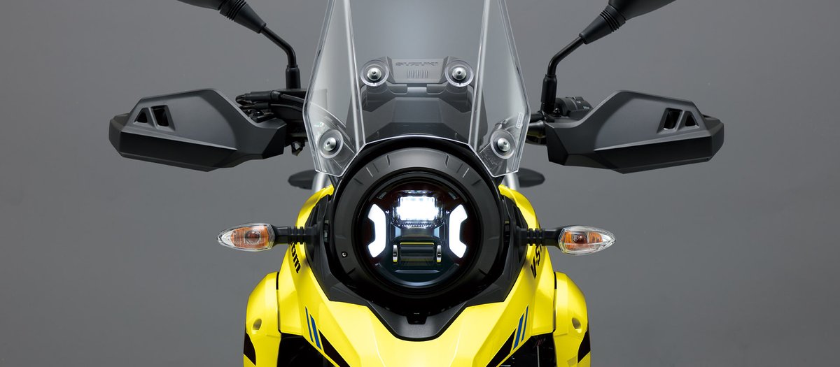 Zawa0504's tweet photo. 新型Vスト250、丸目を単にLED化したわけじゃなくて、丸目の枠内に縦2連LEDを納めて空いてる左右にデイライトを納めたの最高にスズキらしくて好き https://t.co/HQreYVhDtJ