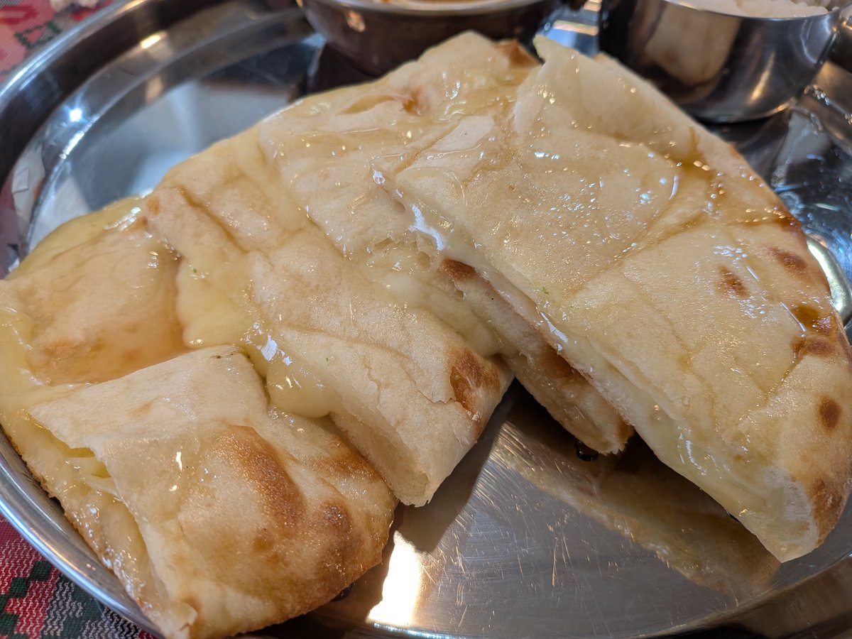 DaigoroManio's tweet photo. 今回はポークカレーとハニーチーズナンを頂いてきた
ヤバい位カレーくってる！
元々カレー嫌いだったのにｗ

ハニーチーズナン美味しかった
次はガーリックチーズナンを食べてみよう🤤 https://t.co/JK1lGjhUCd