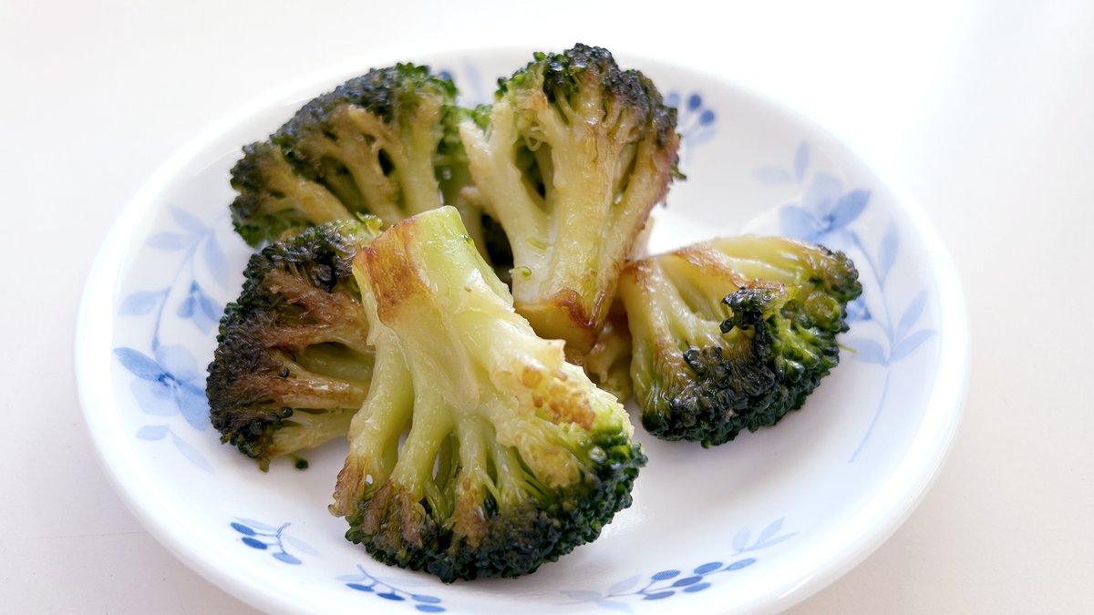yasuifarm's tweet photo. 🦀「Twitterやってる？」

🥦「あー…やってないですね…」

🦀「冷凍ブロッコリーの上手な活用法を調べろって言われてさ」

🥦「冷凍ブロッコリーはストレートタイプのめんつゆに漬けて『だし解凍』することで下味をつけながらの解凍が可能になるので、解凍後はオリーブオイルで炒めたり、片栗粉をまぶしてから揚げることでオッケーブロッコリーすることができます」

🦀「Twitterやってる？」

🥦「やってないですね」