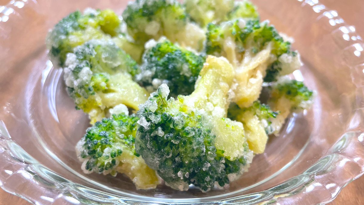 yasuifarm's tweet photo. 🦀「Twitterやってる？」

🥦「あー…やってないですね…」

🦀「冷凍ブロッコリーの上手な活用法を調べろって言われてさ」

🥦「冷凍ブロッコリーはストレートタイプのめんつゆに漬けて『だし解凍』することで下味をつけながらの解凍が可能になるので、解凍後はオリーブオイルで炒めたり、片栗粉をまぶしてから揚げることでオッケーブロッコリーすることができます」

🦀「Twitterやってる？」

🥦「やってないですね」