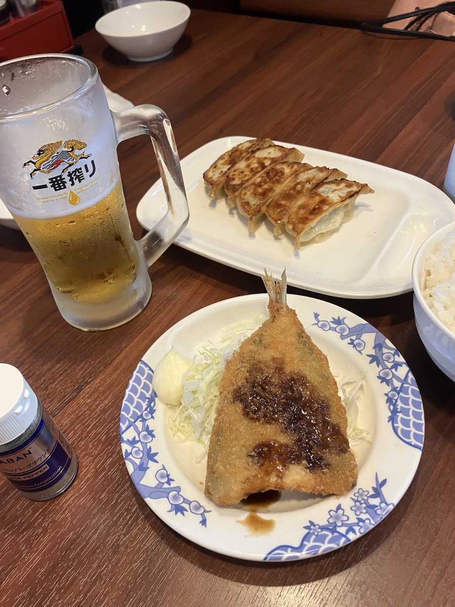 komkon's tweet photo. バーミヤンのアジフライが突然一枚に⁉️こないだまで２枚だったのに、仕方ないかー😅#バーミヤン https://t.co/nMvpO8EmXS