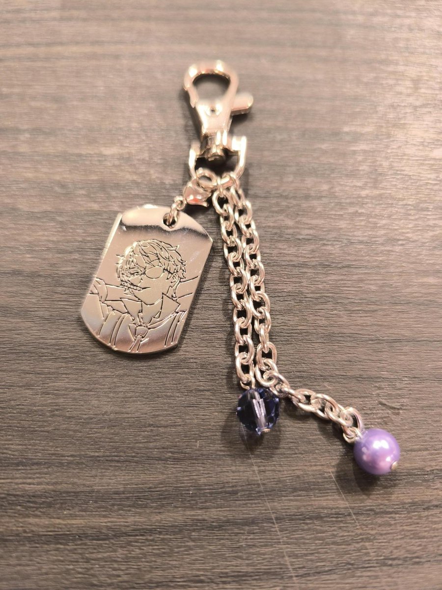 dozle_works's tweet photo. ⚒️新素材紹介②🪓

ドッグタグ風メタルチャーム

シルバーに黒の刻印がクールなデザインです🥰
イラストにはかまどのビジュアルを使用❣
シンプルで使いやすい素材となっています🎶

新発売のバッグチャームやチェーンとの相性も抜群💞

＃ドズル社ワークス https://t.co/ApCqAFUAiX
