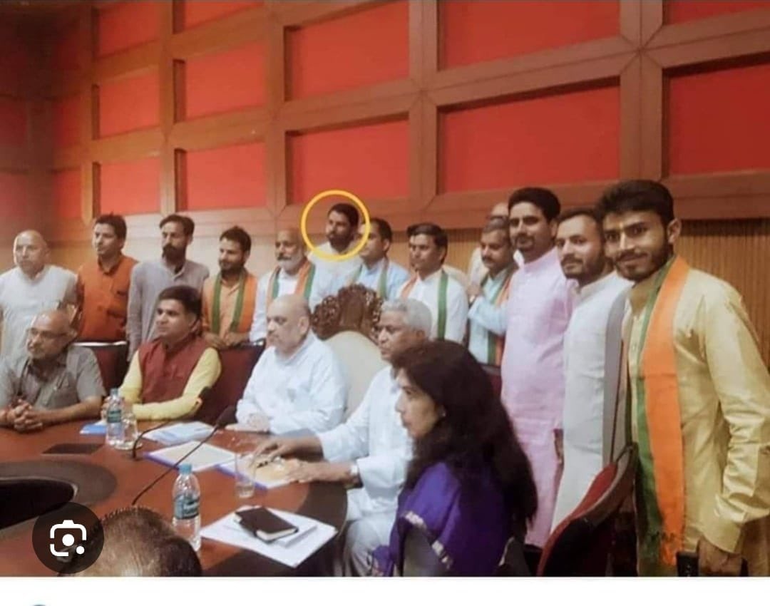 SanjayAzadSln's tweet photo. सुन प्यारे  @amitmalviya तुम उस पार्टी में हो जिसके पुरखे श्यामा प्रसाद मुखर्जी, मोहम्मद अली जिन्ना के साथ थे।
तुम्हारे पुरखों ने मुस्लिम लीग के साथ सरकार बनाई।
जिसने लाखों हिंदुओं का कत्लेआम कराया।
मोदी ने आतंकवाद की फैक्ट्री ISI को पठानकोट में बुलाकर हमारे शहीदों की जाँच कराई।
लश्करे तैयबा का आतंकी तालिब हुसैन BJP IT सेल का प्रमुख था।
ISI का एजेंट ध्रुव सक्सेना BJP IT का अध्यक्ष था।