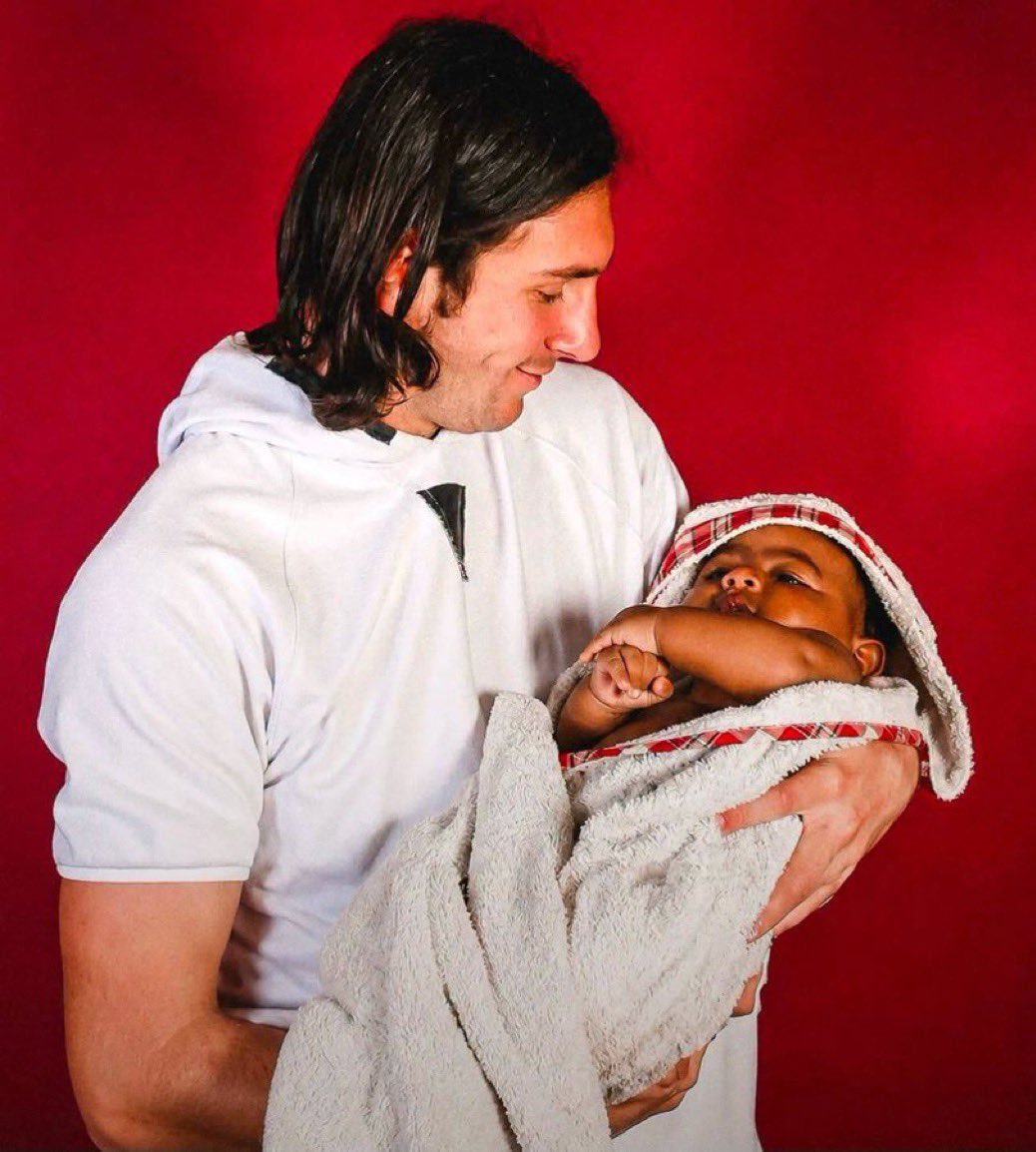 Indie5051's tweet photo. No hay ninguna explicación lógica que haga creíble que una joven promesa del Barcelona participe en una acción de UNICEF con refugiados, haga una sesión de fotos con un bebé y que, 19 años después, ambos se encuentren en una final de la Copa del Mundo como dos de las grandes estrellas del fútbol.
