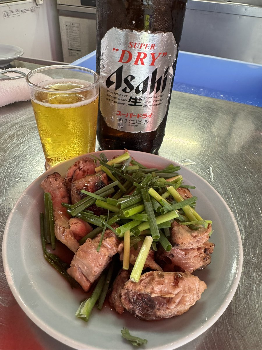 office984's tweet photo. 今回の大阪あれこれ…結局ずっと立ってて座って呑んでないプレさんあるある

(自分以外に頼んでいるひといなかったけれど、昨日白州山崎が660とか本日余市宮城峡が460とか、その安さをわかることはあさましくもあり、気づかない幸せてあるよなと) https://t.co/b0jvHqi4rO