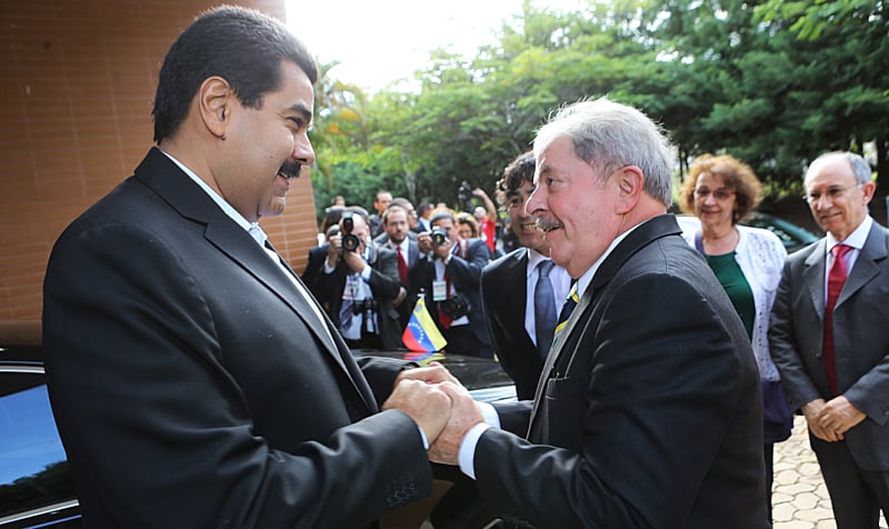 sergio_vitoria's tweet photo. Olha essa imagem  @SecRubio ! Lula apertando a mão de Nicolás Maduro, um ditador que transformou a Venezuela no maior desastre humanitário das Américas: fome em massa, repressão brutal, milhões de refugiados, prisões políticas e uma das maiores crises de direitos humanos do planeta.  O que esperar de um presidente brasileiro que abraça, legitima e defende esse regime de opressão e miséria?  Não é “diplomacia”. É escolha ideológica. É colocar projeto de poder e interesses pessoais acima do Brasil. Enquanto Maduro destrói seu país, Lula trata ele como parceiro e critica quem cobra responsabilidade.  Essa é a mesma esquerda que isola o Brasil do mundo decente, afasta investimentos, enfraquece nossa posição internacional e ainda tem a cara de pau de dizer que defende democracia.  Democracia de verdade não se faz apertando a mão de tiranos que matam de fome o próprio povo.  A eleição está chegando.  Chega de vergonha. Chega de destruição. Chega dessa esquerda que arrasta o Brasil para o fundo junto com os piores ditadores da região.