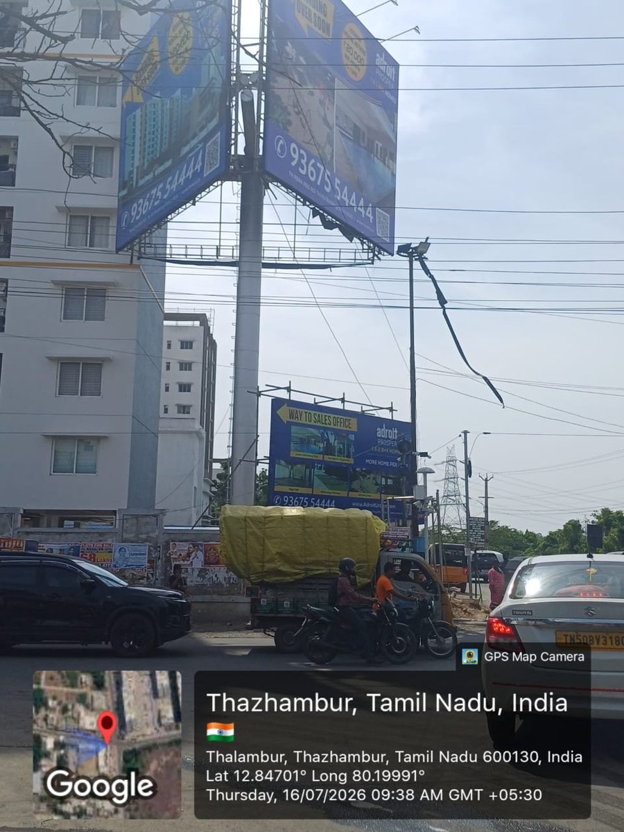 DavidManohar7's tweet photo. About 500 - 1000 hoardings dot the Chengalpat District skyline, on all motorable roads. Many poles erected inside private lands and the top hoarding portion jutting into the road. These are distraction to motorists. During gusty weather conditions, the flex are torn apart https://t.co/Q6MNcBudbM