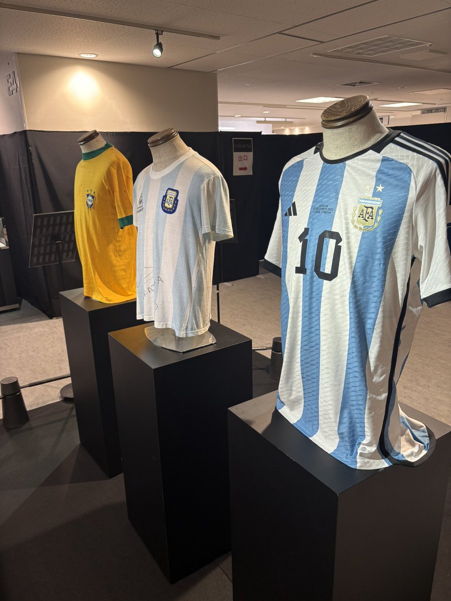 pepcity20162026's tweet photo. あべのハルカスで開催されている『LEGACY展』
個人コレクターが保管する貴重な品を特別展示
行った時に展示されていたのは『メッシ』『クリスティアーノ・ロナウド』『マラドーナ』『ペレ』『ロベルト・バッジョ』『ルイ・コスタ』『フリット』『マテウス』『モドリッチ』『アンリ』『ロッペン』『カーン』『ゲルト・ミュラー』『バルデラマ』
そして今年のW杯で着用した『ファン・ダイク』のユニフォーム
個人所有の物なので、もう観れる機会も無いかも知れない貴重な展示でした