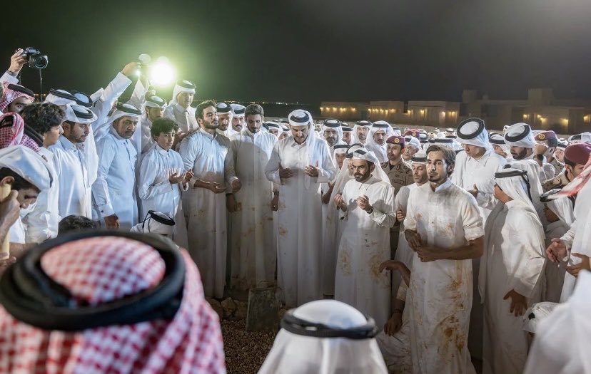_N444_'s tweet photo. سقوط كل الحواجز الرسمية والبروتوكولات السياسية أمام صدق العاطفة الإنسانية الجياشة ولوعة الفراق عند وداع الأب 💔

#HamadBinKhalifa
#قطر https://t.co/108DcME1Lw