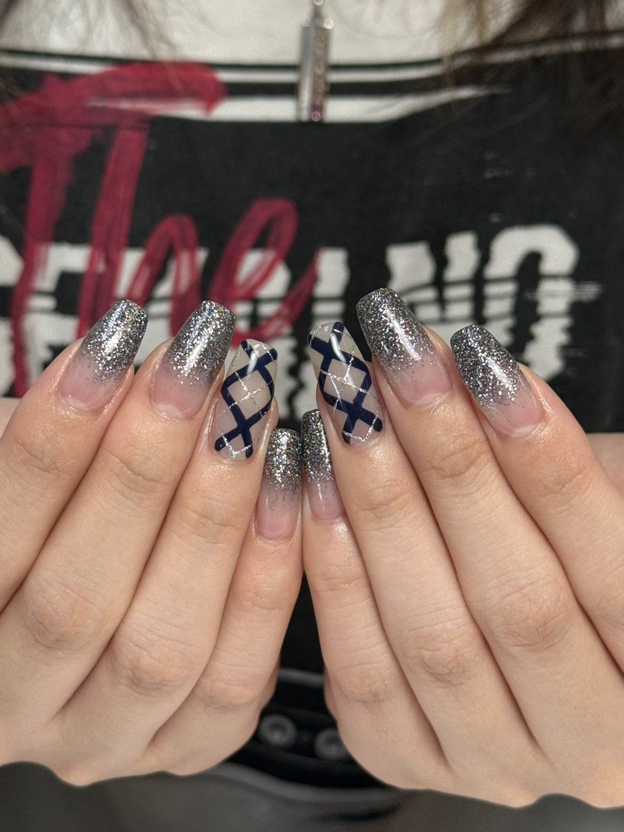 L_K_s2's tweet photo. #LuKaのネイルみてみて のお時間ですわ〜💅🏻
今回は赤ではなく、青っぽいネイルにしました
理由は…Adoさんのライブに行くためでした✨️

オープニングアクトの ファントムシータさんのパフォーマンスからライブ本編まで全てが最高で楽しかったです
演出もやっぱりすごくて圧倒されました🥹 https://t.co/GkEjvgDd4n