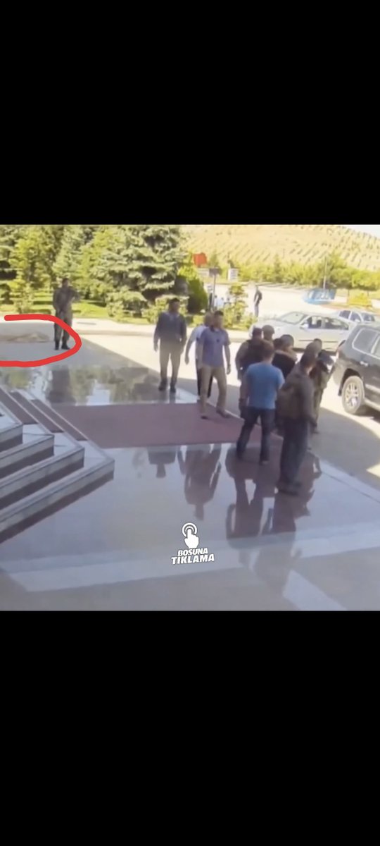 Corbasov's tweet photo. @bosunatiklama Göremeyenler var işaretli yerde üstünde örtü var. Başında asker bekliyor zaten. Öpme anında duygulanan askerlerde var. Allah rahmet eylesin. https://t.co/8zQRVjQrcm