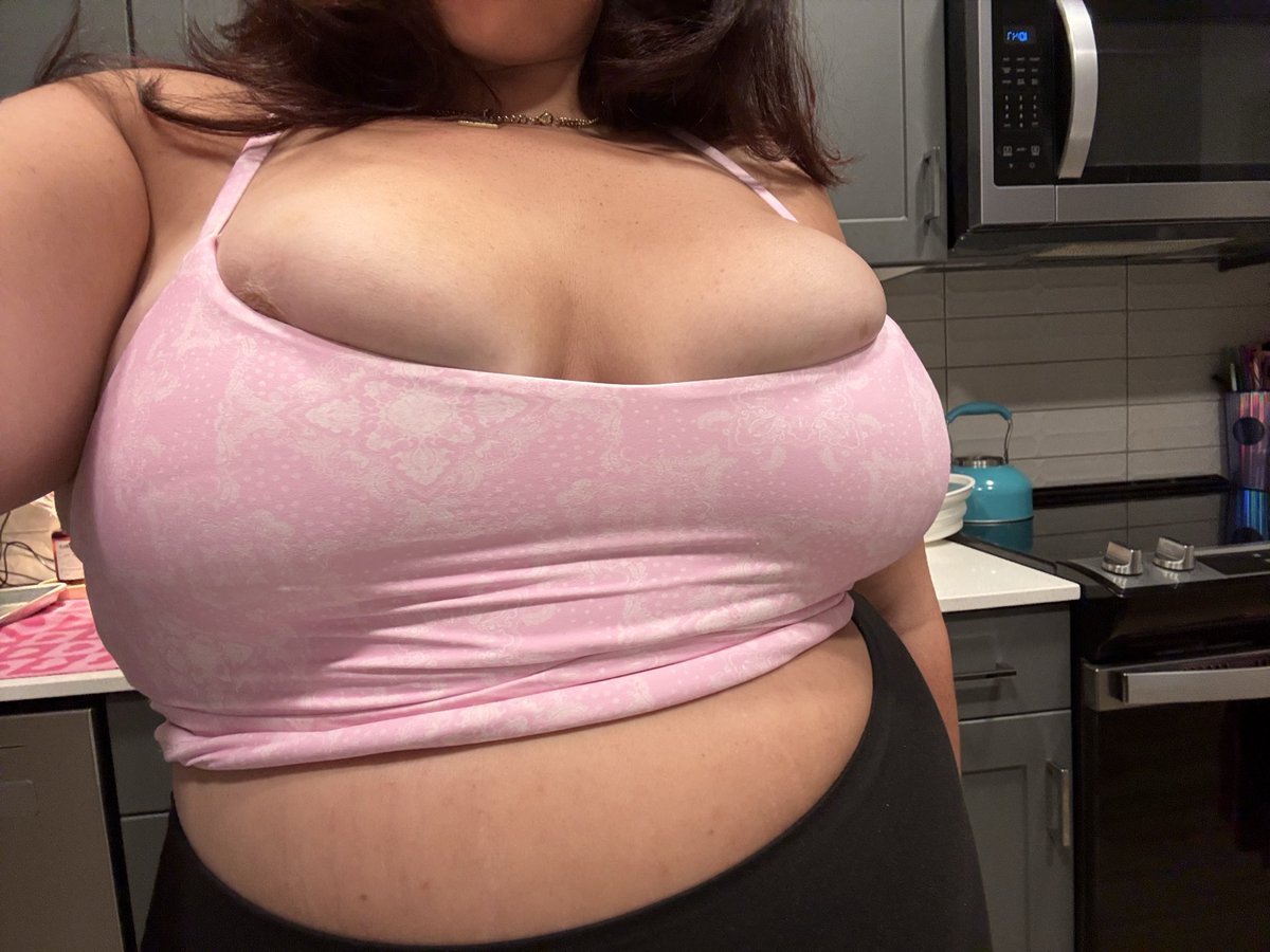 all222anna's tweet photo. lil post workout shoot cuz #titties r lookin huge in this new bra 

ps i h8 how x formats posts w multiple photos now :/ https://t.co/VFCrkFgIbS
