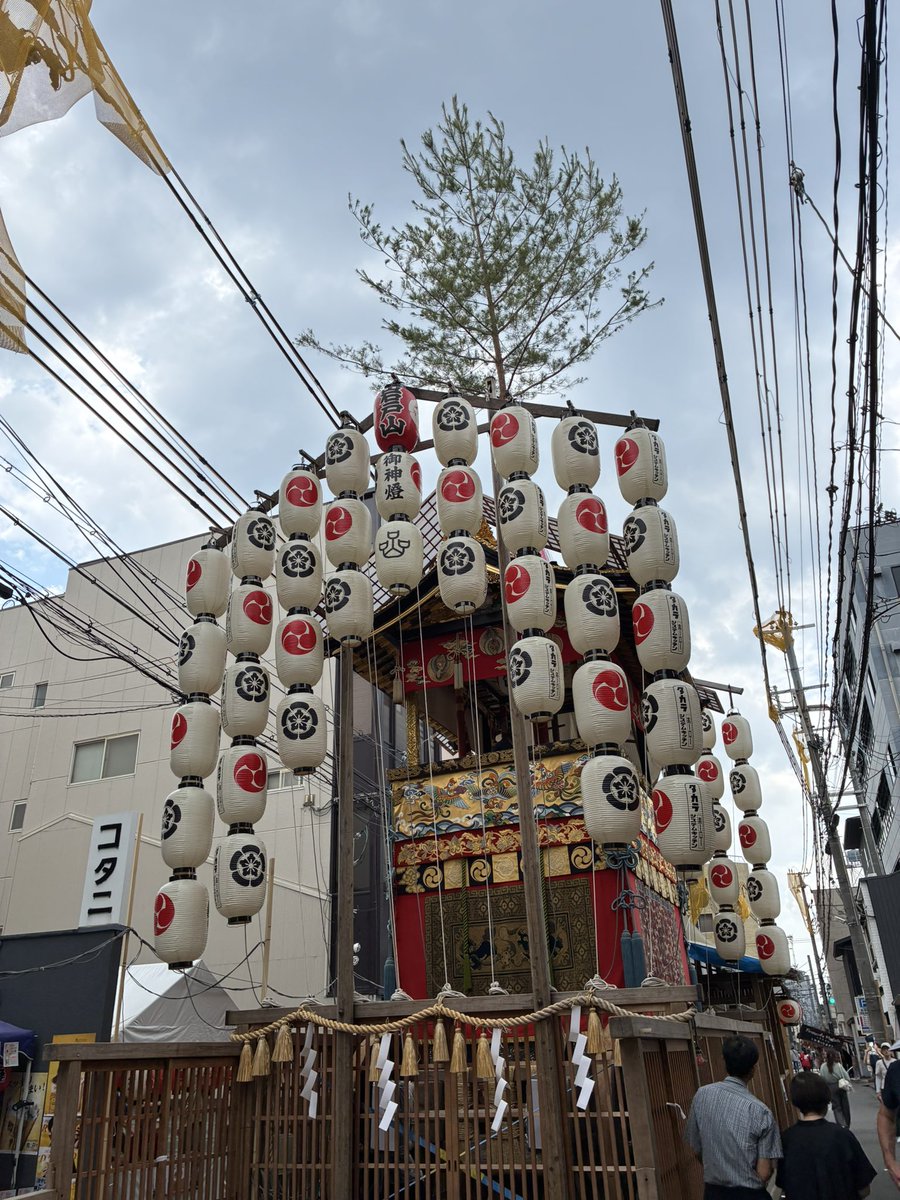 conori1212's tweet photo. 祇園祭へ行ってきました。
毎年、この時期は古い粽を返納して、新しい粽を授かるのが私の楽しみです。
今年は、岩戸山の粽をご縁でいただきました。
どの粽にするかは、その年の「ピンときた」気持ちを大切にしています。
鉾を見て回っていると、岩戸山で保存会の方が御神体を丁寧に説明してくださいました。
「古事記の場面がモリモリなんですよ。」
その一言に心が動き、今年は岩戸山に決めました。
天照大神の天岩戸神話や国生みの神話が詰まった岩戸山。
今年一年も、良いご縁に導かれますように。
#祇園祭 #岩戸山 #粽 #京都