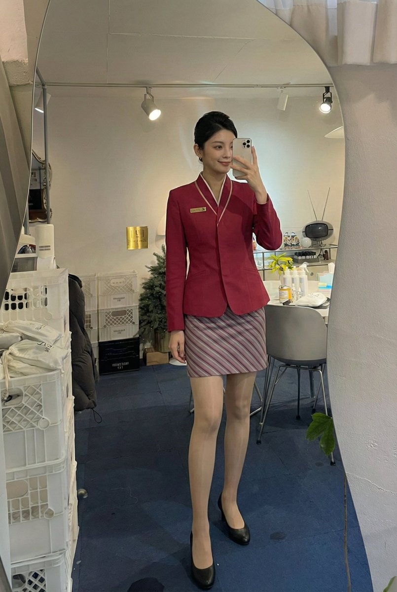 michilossend's tweet photo. 实习生都走光了，偷偷把高跟鞋脱了……快帮我看着点门口 https://t.co/dDd8uKVPiO