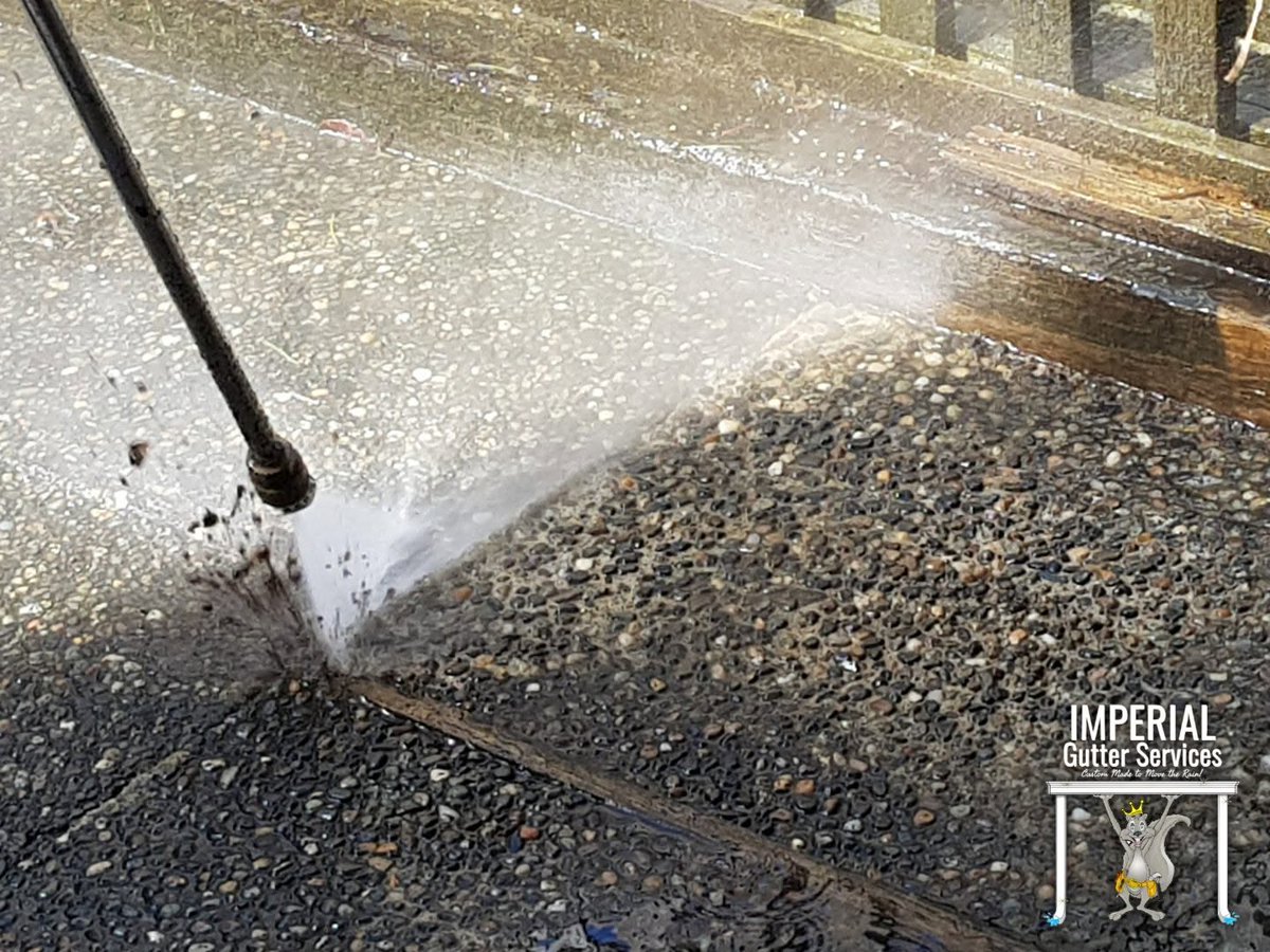 ImperialGutter's tweet photo. Experience spotless results with our eco-friendly pressure washing! 🌱 From homes to driveways and decks, we deliver powerful cleaning without harming the environment. 

Book now: https://t.co/YmUI2F86RJ 

#PressureWashing #Cleaning #GutterCleaning #PressureCleaning https://t.co/vO7TIAbgai