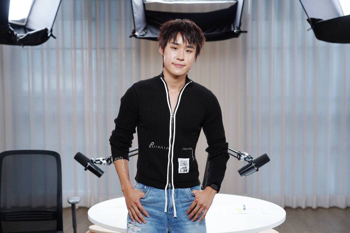 _24News_'s tweet photo. “นัท #LYKN” บนเวทีมั่นใจ แต่ชีวิตจริงคิดเยอะ! เปิดปมวัยเด็กและความสูญเสียครั้งใหญ่
#nnutda
สัมผัสอีกด้านของ นัท-ธนัท ด่านเจษฎา หรือ “นัท LYKN” ศิลปินหนุ่มสุดฮอตที่หลายคนคุ้นภาพความมั่นใจบนเวที แต่เบื้องหลังกลับตรงกันข้ามโดยสิ้นเชิง ผ่านรายการ Woody Talk ย้อนเล่าปมในวัยเด็กที่ทำให้กลายเป็นคนขี้อาย คิดเยอะ และกังวลทุกการแสดงออกจนหลายครั้งถูกเข้าใจผิดเพราะเป็นคนหน้านิ่ง พร้อมเปิดใจถึงช่วงเวลาหนักที่สุดในชีวิต หลังสูญเสียคุณพ่อ ซึ่งกลายเป็นบทเรียนครั้งใหญ่ที่ทำให้วันนี้เลือกใส่ใจและใช้ทุกนาทีกับคนที่รักให้มีค่าที่สุด
คุณเป็นหนึ่งในศิลปินวง LYKN วงที่ได้ไปไกลถึงระดับโลก
นัท LYKN : คือจริง ๆ ผมโชคดีด้วยที่ได้มาอยู่กับค่าย GMMTV รู้สึกว่าในค่ายให้โอกาสเยอะมาก ๆ แล้วยิ่งฐานแฟนคลับมีอยู่ที่ต่างประเทศเยอะด้วย รู้สึกว่าเราได้รับประโยชน์จากตรงนั้น ทางค่ายก็ส่งวง LYKN ไปต่างประเทศ ช่วงแรก ๆ ได้ไปคือประเทศญี่ปุ่น ในตอนแรกแฟน ๆ ก็ยังไม่ค่อยรู้จักพวกเราเท่าไหร่ แต่พอได้ไปหลาย ๆ ที่มากขึ้น เริ่มมีคนฟังเพลงของพวกเราเยอะมากขึ้น พอ LYKN ได้ประกาศคอนเสิร์ตไป แล้วก็มี World Tour จริง ๆ ก็รู้สึกว่ามันมาไวมากเหมือนกัน ที่เราได้ไปลองอะไรแบบนั้น และรู้สึกว่ามันเป็นสนามซ้อมของเรา ทำให้เราได้ไปแสดงในสถานที่ต่างออกไป ซึ่งช่วยให้เราได้พัฒนาทักษะจากตรงนั้นต่อ ๆ กันไปครับ
ถ้าต้องเลือก 1 เหตุการณ์ ใน 2-3 ปีที่ผ่านมา ที่เรามองออกไปในหมู่คนดูมหาศาลที่ไม่ใช่ทางวัฒนธรรมของเราเลย นึกถึงเมืองไหน ช่วงไหน เพราะอะไร ?
นัท LYKN : ภาพแรกที่เข้ามาในหัวเลยคือที่ปารีส ประเทศฝรั่งเศส คนที่จัดคอนเสิร์ตบอกอยู่แล้วว่าที่ปารีสจะมีวัฒนธรรมการชมคอนเสิร์ตที่ไม่เหมือนที่อื่นที่พวกเราเคยไปเลย ผมก็ถามเขาว่ามันขนาดนั้นเลยเหรอ แล้วพอได้ไปจริง ๆ ก็เป็นแบบนั้นเลย เหมือนเขาจะมี Chant หรือการส่งเสียงเชียร์อะไรของเขาที่เหมือนตอนเชียร์ฟุตบอล คืออยู่ ๆ เขาก็พูดขึ้นมาแล้วก็เฮทั้งฮอลล์เลย แล้วเราไม่คิดว่าจะมีแฟน ๆ ที่อยู่ที่ยุโรปเยอะขนาดนี้ ที่สำคัญคือเขาร้องเพลงของพวกเราได้ โดยร้องภาษาไทยชัดมากจริง ๆ ผมว้าวมากจนถึงขั้นต้องถอดหูฟังอินเอียร์ออกมาเพื่อฟังเขาร้องแล้วก็เต้นไปด้วย แล้วยิ่งเขาร้องดัง พวกผม 5 คนยิ่งใส่แรงสุดความสามารถมากกว่าเดิมครับ
ที่มาของฉายา “แปลกแบบปกติ” หมายความว่าอะไร ?
นัท LYKN : เอาจริงผมว่าผมเป็นคนแปลกนิดหนึ่ง รู้สึกว่าการแสดงออกความรู้สึกของผมมันค่อนข้างซับซ้อน ผมเป็นคนที่ไม่ค่อยกล้าที่จะแสดงความรู้สึกตัวเองออกไปตรง ๆ มันจะมีเสียงในหัวเล็ก ๆ ว่าเราแสดงออกแบบนี้แล้วคนที่ฟังเราอยู่เขาจะรู้สึกยังไง คือผมเป็นคนคิดเยอะ อาจจะทำให้เวลาผมแสดงออกไปแล้วมันดูแปลกสำหรับคนที่ฟังอยู่ ดูเหมือนกับว่าเรารู้สึกอย่างนี้จริง ๆ หรือเปล่า อย่างเช่นน้องในวง เวลาที่มีอะไรมาให้ดู หรือเอาอะไรมาให้ผมชิม แล้วผมบอกว่า “อร่อยจังเลย” แต่ความรู้สึกผมคืออาจจะอร่อยมาก ๆ แต่การแสดงออกของผมที่สื่อออกไปอาจจะทำให้เขาคิดว่าปลอมหรือเปล่า คือผมเป็นคนคิดเยอะมากเวลาจะพูดอะไรออกไป
ย้อนกลับไปช่วงอายุ 10 ขวบ มีเหตุการณ์อะไรที่ทำให้จากคนกล้าแสดงออก กลายเป็นคนที่ต้องระวังและคิดซ้ำ ๆ ก่อนจะพูดไหม ?
นัท LYKN : นึกออกครับ ผมรู้สึกว่ามันน่าจะเป็นช่วงที่ผมเริ่มไปเต้น Cover Dance แล้วผมคิดว่าอาจจะมีบางคนในโรงเรียนที่ดูหมิ่นเรา ไม่ได้เชิงพูด แต่เป็นเชิงการแสดงออกกับการกระทำอะไรอย่างนี้มากกว่า มันก็เลยอาจจะทำให้ผมรู้สึกไม่มั่นใจมากขึ้นไปเรื่อย ๆ ในชีวิตครับ
ถ้ามีคำที่ออกมาจากปากของเขา คิดว่าคำพูดนั้นที่จะบอกคุณในวันนั้นคือประโยคว่าอะไร ?
นัท LYKN : ทำอะไรกัน? แล้วก็อาจจะหัวเราะ ผมคิดว่าเขาน่าจะตัดสินผมว่าดูเสร่อมั้งครับ ความคิดผมนะ เหมือนกับว่าอยากเด่นเหรอ? ประมาณนั้น
วันนี้เรามองเห็นบทบาทอะไรของตัวเองที่ชัดเจนที่สุด ?
นัท LYKN : ผมเป็นคนที่อยู่ตรงกลางในทุกความรู้สึก ถ้าในวงมีใครที่รู้สึกว่ามีปัญหาอะไร ก็จะมาคุยกับผมบ้าง ผมจะเป็นคนที่รับฟังเสียส่วนใหญ่ อาจจะให้คำแนะนำได้บ้างไม่ได้บ้าง แต่ส่วนใหญ่ผมจะเป็นคนชอบรับฟัง ถ้าเครียดก็คือมาระบายกับผมได้ คือเวลาผมอยู่กับ LYKN รู้สึกผมเหมือนเด็ก ผมเห็นสายตาที่พวกเขามองผมในมุมมองที่รู้สึกเหมือนผมเป็นเด็กยังไงไม่รู้ครับ
แนะนำให้เรารู้จัก ‘นัท ธนัท’ ตัวตนจริง ๆ ในมุมที่คนอื่นอาจไม่เคยรู้ ?
นัท LYKN : สวัสดีครับผม นัท ธนัท ด่านเจษฎา วันนี้ได้มารายการพี่วู้ดดี้ดีใจมากครับ รู้สึกว่าตัวเองเป็นคนที่ขี้อายมาก ๆ เวลาได้มาคุยกับคน ผมจะเป็นคนที่ไม่ค่อยมั่นใจมากเท่าไหร่ แต่ว่าวันนี้รู้สึกว่าผมได้เรียนรู้อะไรบางอย่างเหมือนกันกับการได้มาคุยกับพี่วู้ดดี้ รู้สึกว่าตัวเองได้ค้นหาอะไรบางอย่างในตัวเอง รู้สึกว่าตัวเองมีเลเยอร์บางอย่าง ซึ่งตอนแรกก็ไม่ได้คิดว่ามันจะเยอะขนาดนี้ แล้วก็รู้สึกว่าบางทีผมอาจจะต้องละลายเลเยอร์นั้นให้มันมากขึ้นกว่านี้ในการที่จะไปใช้ชีวิตต่อไปในอนาคตข้างหน้า แล้วก็รู้สึกว่าผมอาจจะเรียกว่าเป็นคนที่คิดเยอะ อาจจะคิดเยอะเกินไปหน่อยบางที ซึ่งมันก็ทำให้ผมเริ่มรวนแล้ว คือเอาจริงผมว่าตอนเด็กผมไม่คุยกับใครเลยดีกว่า คุยน้อยมาก ๆ เวลาไปเจอเพื่อนคุณพ่อคุณแม่ก็จะอยู่เงียบ ๆ แบบหงอย ๆ อยู่กับพี่ชายก็ไม่ค่อยกล้าคุยมากเท่าไหร่ จนผมรู้สึกว่าอาจจะทำให้ผมเป็นอย่างนั้นจนถึงตอนนี้ แต่ก็รู้สึกว่าตัวเองดีขึ้นประมาณหนึ่งครับ
โลกคาดหวังให้เราแสดงออก แต่เรากลับต้องสร้างกำแพงไว้ปกป้องตัวเอง คุณทำได้อย่างไร ?
นัท LYKN : อาจจะเพราะผมมีเป้าหมายที่อยากเป็นศิลปิน ผมได้ทำกิจกรรมตั้งแต่เด็ก ไปเต้น ไปออดิชันในรายการ Project Alpha แล้วได้มาเป็นศิลปิน ก็อาจจะทำให้ผมทลายกำแพงตรงนั้นประมาณหนึ่งเวลาอยู่บนเวที ผมอาจจะเป็นอีกคนหนึ่งที่รู้สึกมั่นใจในตัวเอง ผมอาจจะชอบอยู่บนเวที เพราะผมรู้สึกว่าตัวเองมั่นใจมากกว่าตอนอยู่ข้างล่างเวทีครับ เป็นผมอีกเวอร์ชั่นหนึ่ง เพราะมีแฟน ๆ ด้วย เพราะเรารู้ว่าเราทำอะไรไปแล้วเขาจะชอบที่เราแสดงอยู่บนเวที เลยรู้สึกมั่นใจว่าเราจะทำแบบนี้ไป บวกกับมีวง LYKN ด้วยที่เป็นเหมือนพื้นที่ปลอดภัยของผม ทำอะไรจะมีอีก 4 คนคอยผลักดัน ซึ่งมันก็เป็นอีกมวลพลังงานหนึ่งที่ทำให้มั่นใจในตัวเองเวลาผมแสดงอยู่บนเวที รู้สึกว่ามันเป็นที่ของเรา แต่พอเราลงมาใช้ชีวิตที่ไม่ได้เป็น LYKN อาจจะทำให้ผมรู้สึกประหม่า หรือว่าไม่มั่นใจเวลาในการไปไหนต่อไหนคนเดียวมากกว่า จะไม่มีใครคอยมาผลักดันเรา สมมุติเราเล่นมุกบนเวทีซึ่งมันฝืดแค่ไหนก็จะมี 4 คนที่คอยหัวเราะให้ผม ซึ่งผมเป็นคนตลกเวลาอยู่แค่กับ LYKN ดีกว่า เวลาลงมาแล้วมันดูแห้งไปหมดเลยเวลาออกงานคนเดียว
พอลงมาอยู่คนเดียวจะมีโมเมนต์ไหนที่เรารู้สึกอึดอัด ?
นัท LYKN : รู้สึกเวลามีคนมองเรา เวลาเดินไปแล้วมีคนมองไปเรื่อย ๆ แล้วบางครั้งผมอาจจะเกร็ง ๆ นิดหนึ่ง เพราะรู้สึกว่าเขามองอะไรเราหรือเปล่า โดยปกติผมเป็นคนหน้านิ่งแล้วมันอาจจะดูหยิ่งหรือเปล่า ถ้าเกิดเราไม่ยิ้ม คือจะคิดเยอะมาก ๆ ประมาณหนึ่งว่าถ้าเราหน้าประมาณนี้แล้วเวลาคนมองมาก็จะคิดไปร้อยแปดพันเรื่องแล้วว่า เขาจะมองเรายังไงอะไรอย่างนี้ครับ จริงๆ ผมอยากมั่นใจมากกว่านี้มากเลย อยากเป็นคนที่คิดอะไรก็กล้าพูดออกไป แต่บางทีเลเยอร์มันเยอะเกินไปสำหรับผมครับ
ตอนที่เพอร์ฟอร์มอยู่ที่เมืองนอกแล้วเกิดเหตุการณ์สูญเสีย คุณต้องจัดการกับความรู้สึกยังไงบ้าง ทั้งทำงานและต้องกลับมาดูแลคนที่เรารักมากที่สุด ?
นัท LYKN : จริง ๆ ตอนนั้นก็รู้สึกเหมือนงงไปเลยครับ เพราะว่าวันนั้นเหมือนเสร็จงานแล้ว กำลังจะบินกลับแล้ว แล้วเหมือนตื่นมาตอนเช้าแล้วเห็นไลน์เด้งขึ้นมาว่าจัดงานศพวันนี้นะ ผมก็ “เหรอ” แล้วผมก็เหมือนสมองว่างเปล่าไปเลย ผมไม่รู้ต้องทำตัวยังไงเลย ทุกอย่างมันเงียบ ผมอยู่ในห้องนอนคนเดียวแล้วมันเงียบกริบไปหมด เป็นความรู้สึกที่เอาจริง ๆ ผมไม่เคยสูญเสียใครมาก่อนเลย เรียกว่าคุณพ่อเป็นคนแรกเลยที่ผมสูญเสีย รู้สึกว่าผมเห็นคุณแม่เศร้าก็เลยรู้สึกว่าตัวเองอาจจะต้องไม่ได้เศร้าขนาดนั้นเพื่อทำให้คุณแม่รู้สึกโอเค รู้สึกว่าเราจะต้องเป็นคนที่ดูแลคุณแม่ต่อจากคุณพ่อ ก็เลยอาจจะต้องเป็นคนที่เข้มแข็งประมาณหนึ่ง เอาจริง ๆ คุณพ่อป่วยมานานแล้ว ค่อย ๆ ทรุดลงเรื่อย ๆ ช่วงที่ผมทัวร์คอนเสิร์ตไม่ค่อยได้เจอคุณพ่อ แต่ว่าคุณพ่อก็อยู่ที่บ้าน มีคุณแม่กับพี่ชายช่วยดูแล ช่วงนั้นมีบินไปอเมริกาแล้วก็เว้นอาทิตย์หนึ่งแล้วไปยุโรป ซึ่งช่วงที่บินไปยุโรปคือช่วงสุดท้ายที่คุณพ่อเริ่มจะไม่ไหวแล้ว วันนั้นก็เป็นวันที่ผมงงกับชีวิตตัวเองประมาณหนึ่งว่ามันเกิดขึ้นจริงแล้วเหรอ เพราะผมไม่เคยเจอเรื่องแบบนี้ แต่สุดท้ายแล้วมีอะไรให้เราทำมากจนเกินกว่าที่จะมานั่งคิดเรื่องที่มันเศร้า คือผมเป็นคนที่ไม่ได้ชอบไปนั่งนึกเรื่องที่มันเศร้า หรือเสพติดความเศร้า บางคนอาจจะไปนั่งดูรูปเก่าเพื่ออินกับความเศร้าตรงนั้น แต่ผมรู้สึกว่าต้องใช้ชีวิตต่อ แล้วก็มีหน้าที่ๆต้องทำต่อ อาจจะไม่รู้ว่าผมกดสิ่งนั้นไว้หรือเปล่า แต่ผมพยายามที่จะไม่กลับไปดูมันมากเท่าไหร่ครับ
คุณพ่อได้เล่าให้ฟังไหมว่าเขาดีใจกับเราขนาดไหน ?
นัท LYKN : เขาเป็นคนที่ติดตามดูผมอยู่ตลอด คอยดูคอมเมนต์ของแฟน ๆ ตลอดแล้วก็จะบอกว่าเขาพิมพ์อันนี้มาหาเรานะ แล้วก็เปิดให้ผมดู เขาภูมิใจในตัวผมมากสุด ๆ เลย เขาเป็นคนไปส่งผมซ้อมเต้น ไปฟิตเนสตลอด ก่อนที่เขาจะป่วยแล้วก็ไปส่งผมไม่ไหวครับ คุณพ่อมีคนรักเยอะมาก ๆ ไม่เคยดุผมเลย ดุผมน้อยมาก ๆ และค่อนข้างตามใจผม เวลาแม่ดุเขาก็จะคอยโอ๋ผมตลอด เวลาผมกลับบ้านดึก คุณพ่อก็จะไลน์มาบอก “แม่เอาแล้วนะ แม่เริ่มแล้วนะ” ผมก็จะรีบกลับ คุณพ่อเป็นคนที่น่ารักกับผมมากครับ
คิดถึงอะไรมากที่สุดเกี่ยวกับคุณพ่อ ?
นัท LYKN : ผมคิดถึงเสียงของเขา เขายังไม่ได้ไปคอนเสิร์ตครั้งที่ 2 ของผมเลย คอนเสิร์ตแรกเขาได้ไป แต่ว่าคอนเสิร์ตครั้งที่ 2 ในช่วงปีที่ผ่านมาเหมือนเขาเริ่มไม่ไหวแล้ว ก็เลยต้องอยู่แต่ที่บ้าน ถ้าเขายังอยู่เขาคงเปิดเพลงของผมฟังแล้วก็ลุกมาเต้นแน่ ๆ เพราะเพลงแรก ๆ ของผมในวง LYKN เขาจะชอบเต้นท่าของเขา ซึ่งมันก็ไม่ค่อยเป็นท่าเต้นเท่าไหร่ แต่ผมคงคิดถึงเสียงเขามาก ๆ ทุกวันนี้บางทีนอนอยู่ก็เหมือนเห็นเขาอยู่ในห้อง แล้วก็ลุกมาฟังเพลงของผม ถ้าเขาอยู่คงเปิดฟังเพลงเดี่ยวเพลงแรกของผมไม่หยุดเลยแหล่ะครับ