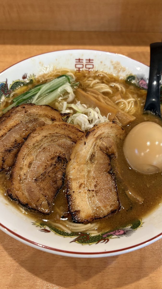 9s290's tweet photo. 今日のお昼は初訪問のつけ麺ヤーさん🍜

魚介豚骨ラーメン（大・細麺）に全部のせトッピング！
濃厚なスープと細麺がよく合い、具だくさんチャーハンも美味しかったです😋

ごちそうさまでした！

#つけ麺ヤーさん #魚介豚骨ラーメン #ラーメン #チャーハン #ラーメン好き #ランチ #徳島グルメ https://t.co/bDwQmfwLSY