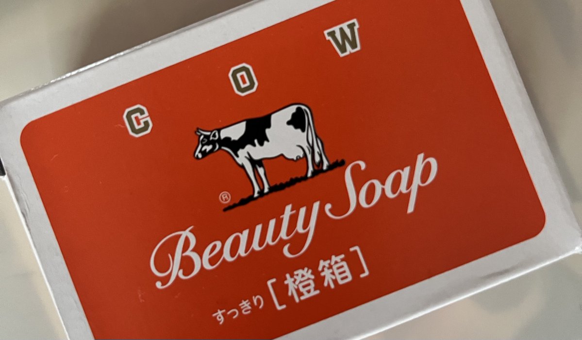 gotty0319's tweet photo. 牛乳石鹸オレンジを手に入れた
🟥🟦と香料が違って
シトラスフローラルの香り。

すぐ���わないのならzip袋に入れて
タンスとかに入れておくと
程よく香りが移って良き✨
教えてもらったのだけど内緒にするね🤫 https://t.co/BNncnVPLZI