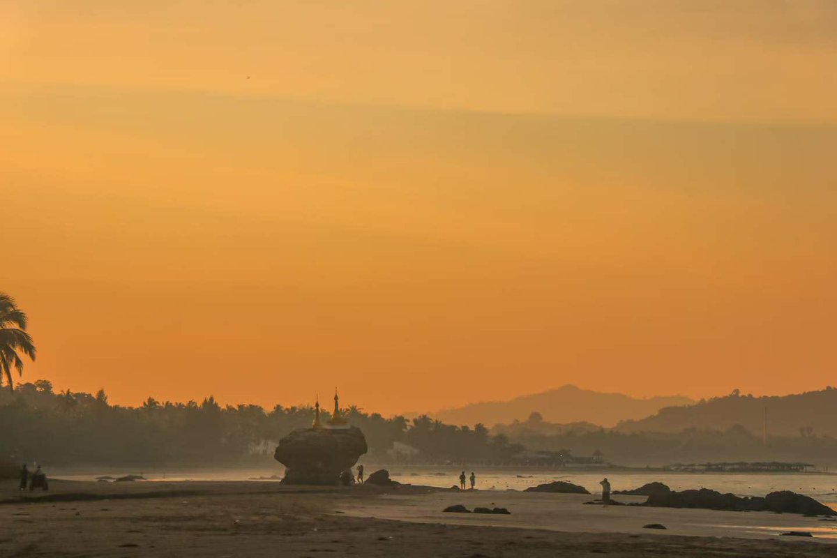 fengshanping's tweet photo. ငွေဆောင်ကမ်းခြေမှ မြို့မလမ်းအထိ အဓိကလမ်းတစ်လမ်းတည်းရှိပြီး၊အရင်ကတော့ ပင်လယ်ဘက်ခြမ်းတစ်လျှောက်မှာ ဟိုတယ်တွေ၊ တည်းခိုခန်းတွေ အများကြီးရှိခဲ့ပေမယ့် အခုတော့ အများစုက ပိတ်သိမ်းသွားကြပါပြီ https://t.co/tIyp0gorKh