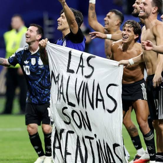 meulipablo's tweet photo. Querían que tuvieramos un arbitraje que no nos “ayudara”, que jugaramos con “uno de los grandes”
Que no pongamos carteles de Malvinas
que no nos acordemos del Diego
que lástima que los decepcionemos tanto
ahora a seguir con la misma alegría y coraje
haciendo una patria más justa https://t.co/ktbWkinIXw
