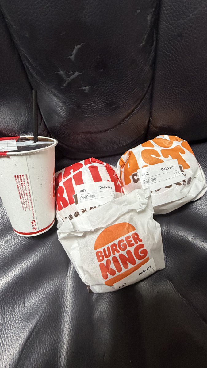 roku_thelock's tweet photo. バーガーキング爆食いの民 https://t.co/6T5U8lCdmC